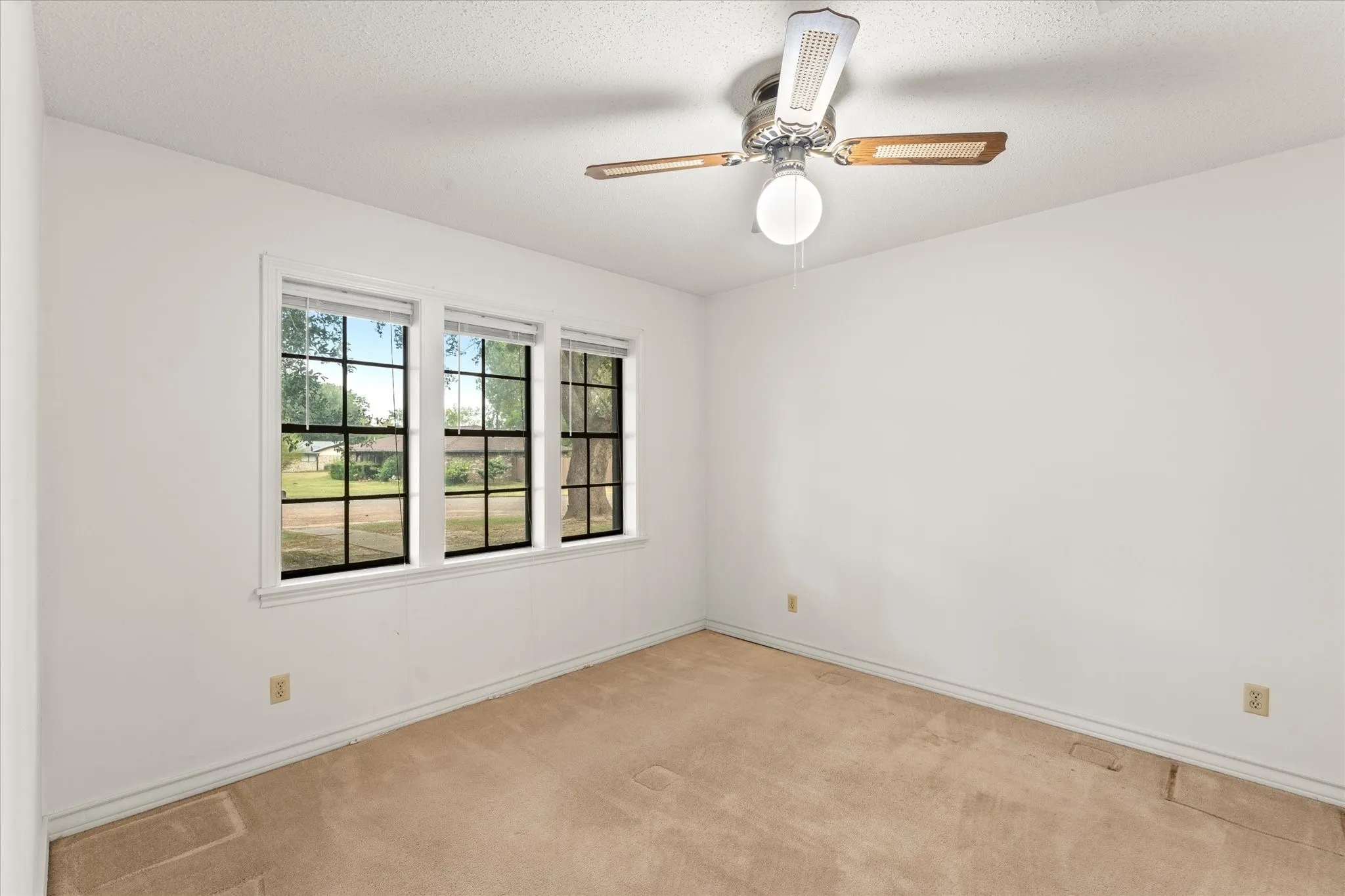 Single Family Residence For Sale in Titus County , 401 Southgate Drive, Mt Pleasant, Texas 75455, 3 Bedroom, 2 Bathroom, 2 Garage spaces, 2,001 Sqft, built in 1978, mls#21375564, Real Estate Agent in Mt Pleasant, Homes For Sale in Titus county, Homes For Sale in Mt Pleasant, Realtor in Mt Pleasant Texas, Real Estate Brokerage Independent Realty Texas, Luminita Cordes Realtor