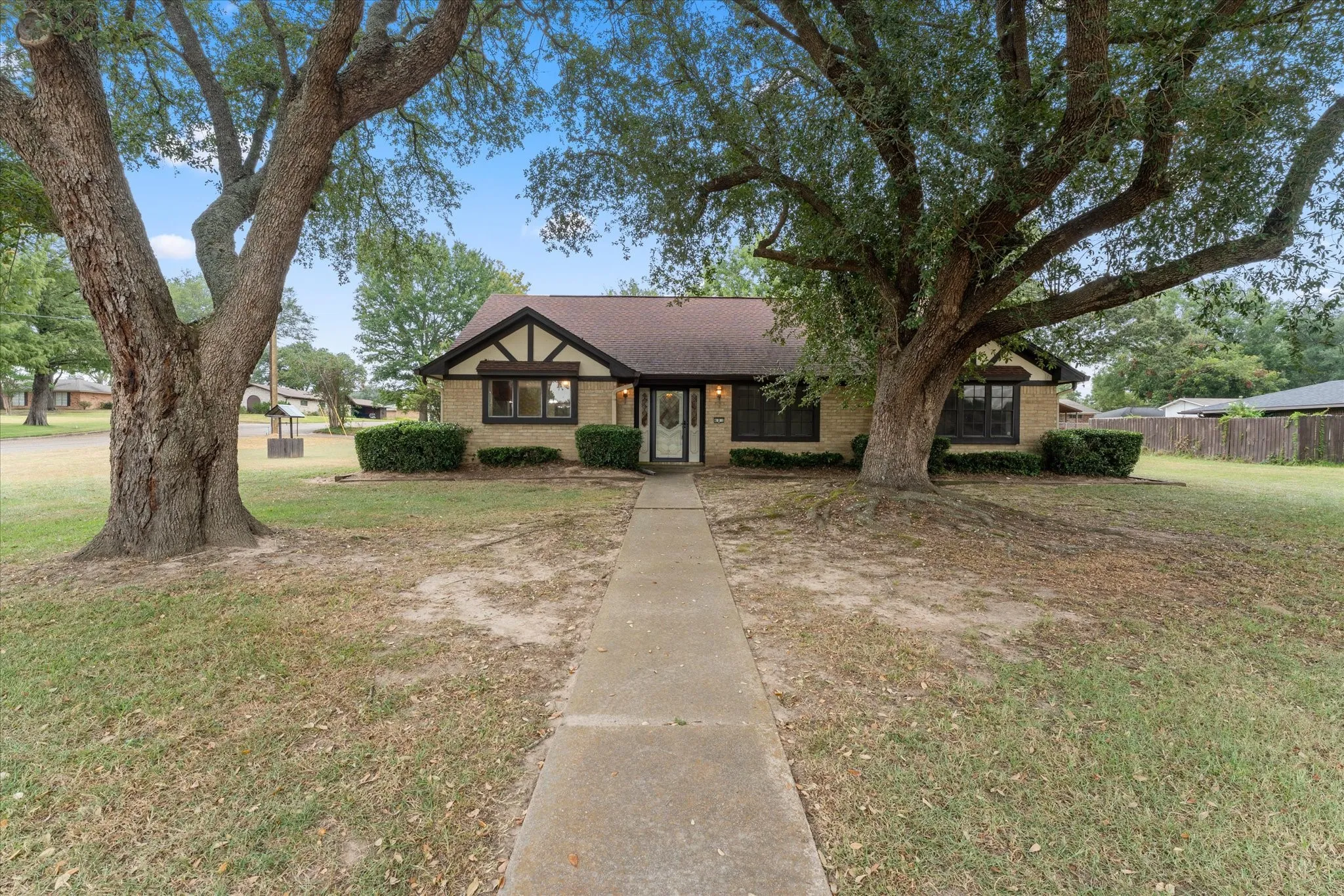Single Family Residence For Sale in Titus County , 401 Southgate Drive, Mt Pleasant, Texas 75455, 3 Bedroom, 2 Bathroom, 2 Garage spaces, 2,001 Sqft, built in 1978, mls#21375564, Real Estate Agent in Mt Pleasant, Homes For Sale in Titus county, Homes For Sale in Mt Pleasant, Realtor in Mt Pleasant Texas, Real Estate Brokerage Independent Realty Texas, Luminita Cordes Realtor