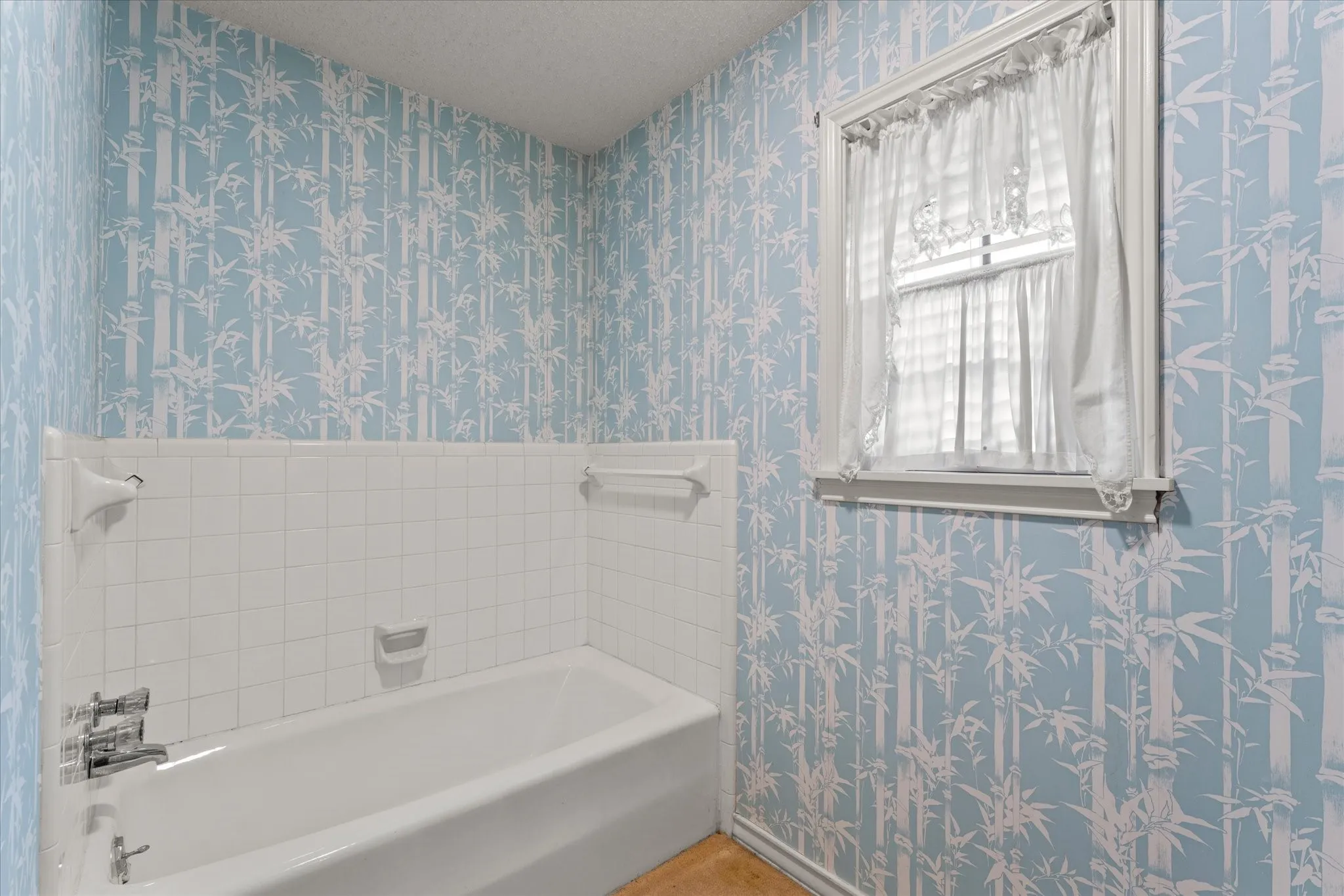 Single Family Residence For Sale in Titus County , 401 Southgate Drive, Mt Pleasant, Texas 75455, 3 Bedroom, 2 Bathroom, 2 Garage spaces, 2,001 Sqft, built in 1978, mls#21375564, Real Estate Agent in Mt Pleasant, Homes For Sale in Titus county, Homes For Sale in Mt Pleasant, Realtor in Mt Pleasant Texas, Real Estate Brokerage Independent Realty Texas, Luminita Cordes Realtor