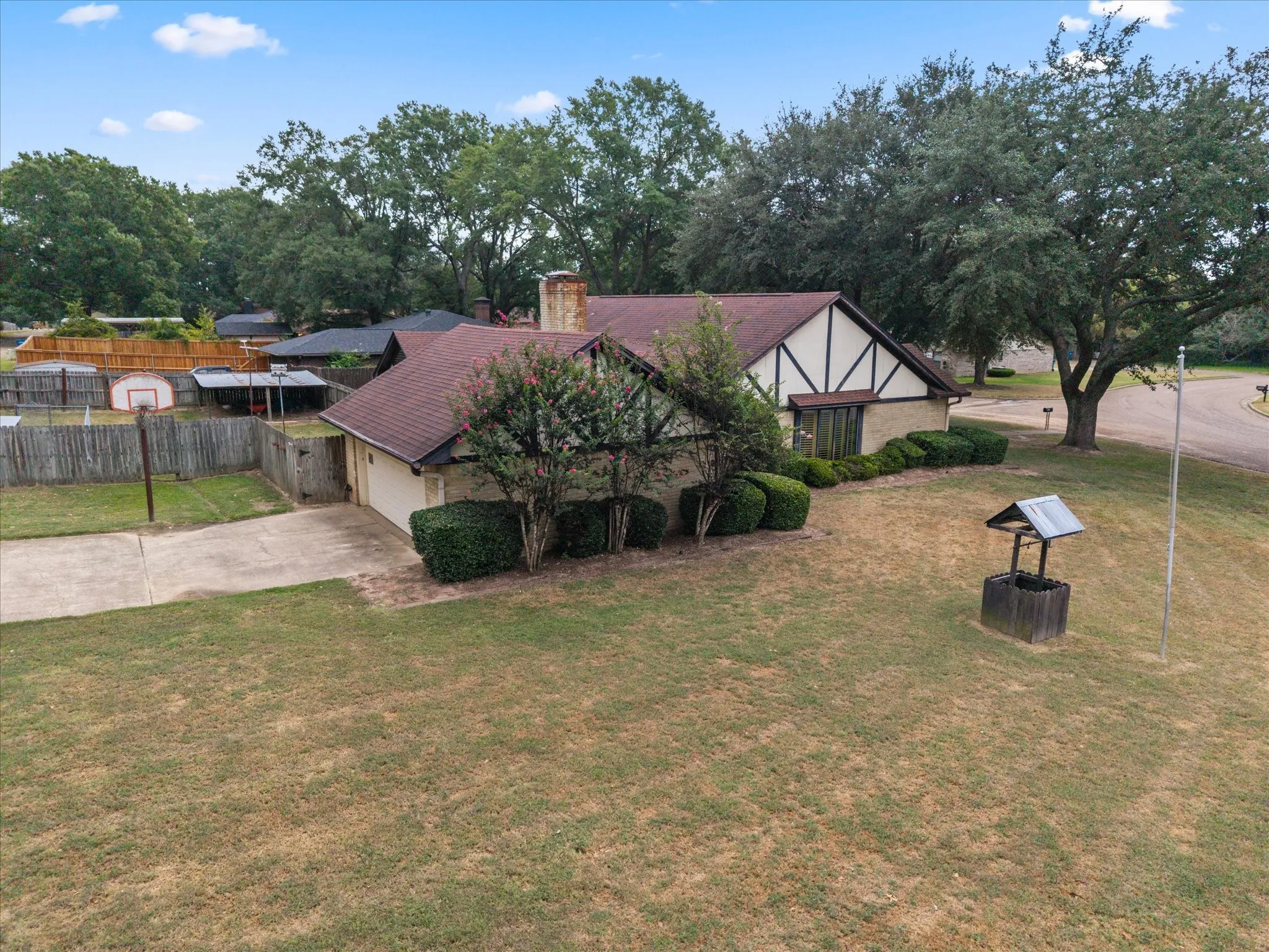 Single Family Residence For Sale in Titus County , 401 Southgate Drive, Mt Pleasant, Texas 75455, 3 Bedroom, 2 Bathroom, 2 Garage spaces, 2,001 Sqft, built in 1978, mls#21375564, Real Estate Agent in Mt Pleasant, Homes For Sale in Titus county, Homes For Sale in Mt Pleasant, Realtor in Mt Pleasant Texas, Real Estate Brokerage Independent Realty Texas, Luminita Cordes Realtor