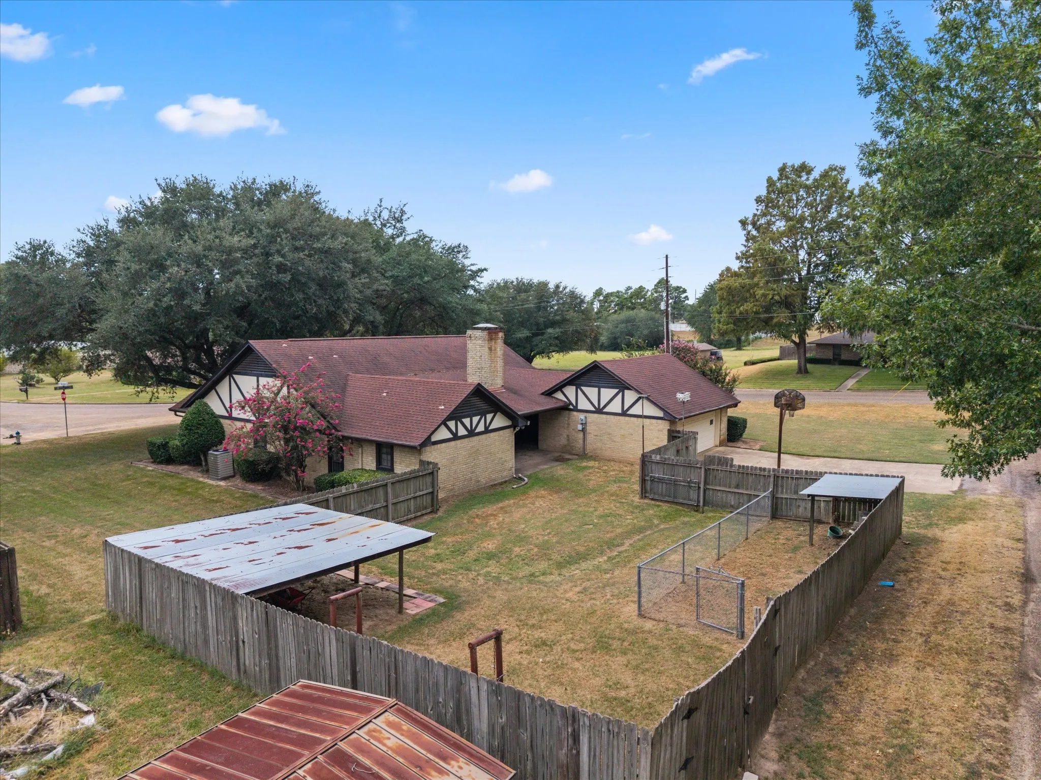 Single Family Residence For Sale in Titus County , 401 Southgate Drive, Mt Pleasant, Texas 75455, 3 Bedroom, 2 Bathroom, 2 Garage spaces, 2,001 Sqft, built in 1978, mls#21375564, Real Estate Agent in Mt Pleasant, Homes For Sale in Titus county, Homes For Sale in Mt Pleasant, Realtor in Mt Pleasant Texas, Real Estate Brokerage Independent Realty Texas, Luminita Cordes Realtor