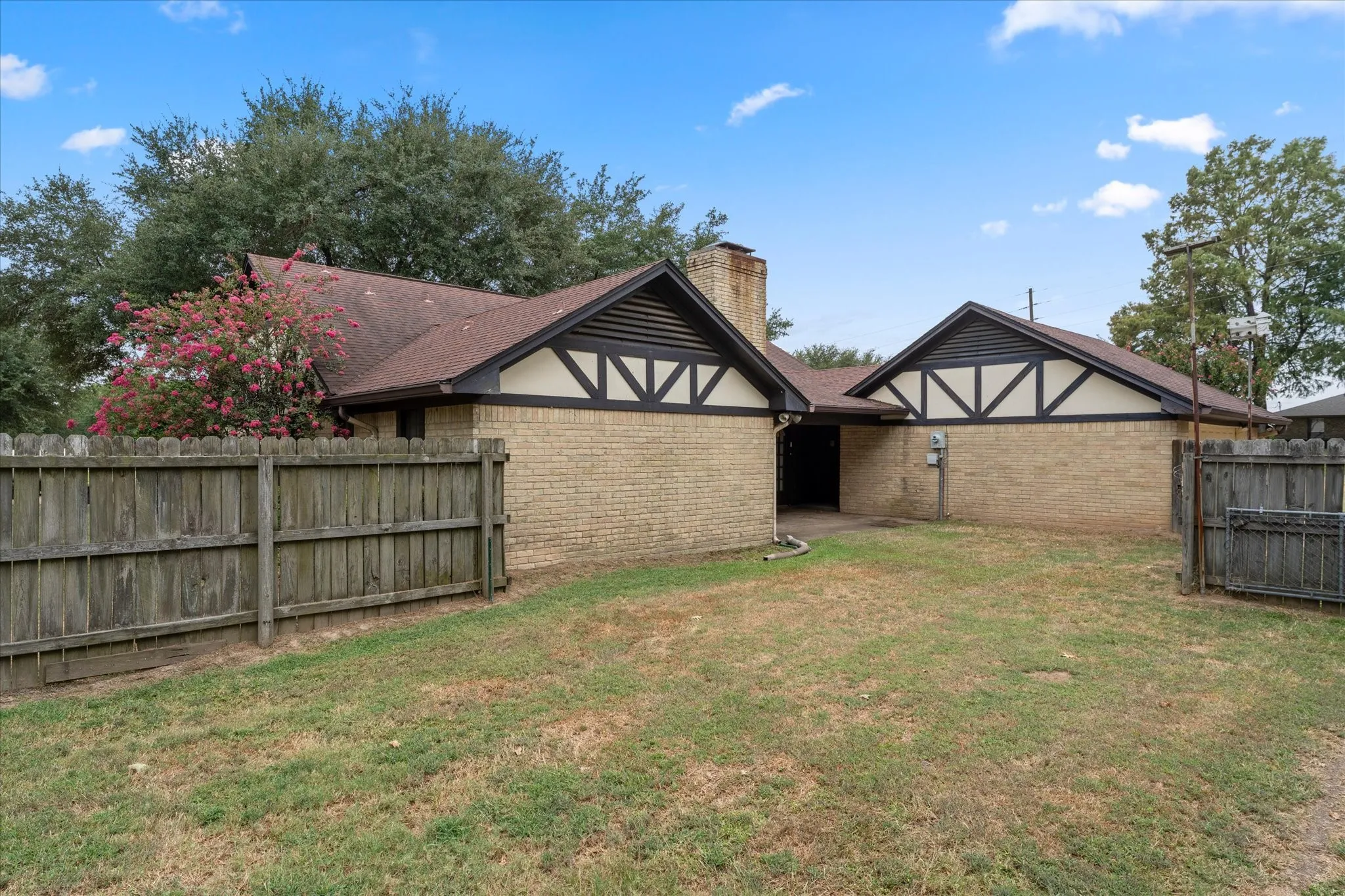 Single Family Residence For Sale in Titus County , 401 Southgate Drive, Mt Pleasant, Texas 75455, 3 Bedroom, 2 Bathroom, 2 Garage spaces, 2,001 Sqft, built in 1978, mls#21375564, Real Estate Agent in Mt Pleasant, Homes For Sale in Titus county, Homes For Sale in Mt Pleasant, Realtor in Mt Pleasant Texas, Real Estate Brokerage Independent Realty Texas, Luminita Cordes Realtor