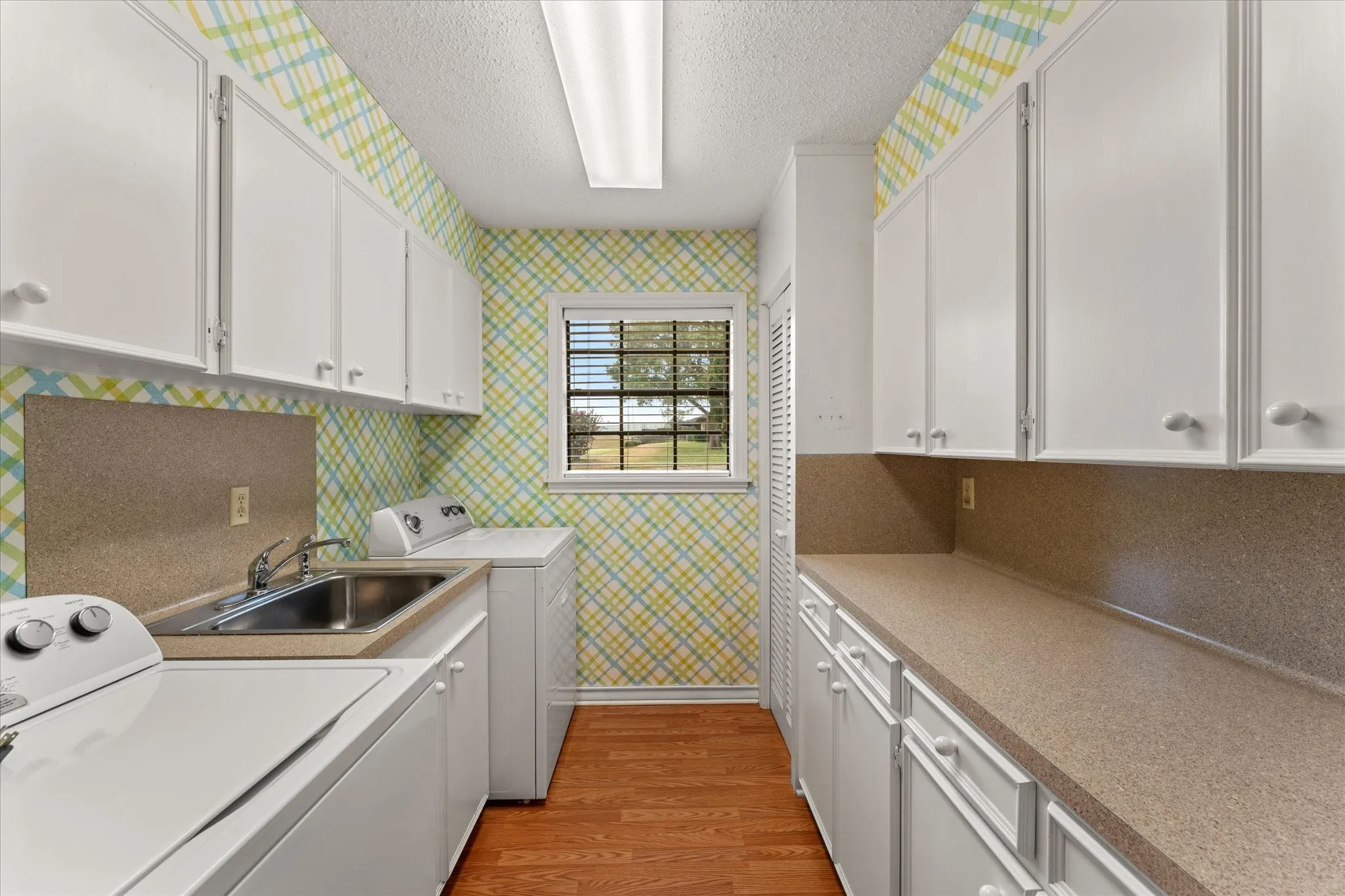 Single Family Residence For Sale in Titus County , 401 Southgate Drive, Mt Pleasant, Texas 75455, 3 Bedroom, 2 Bathroom, 2 Garage spaces, 2,001 Sqft, built in 1978, mls#21375564, Real Estate Agent in Mt Pleasant, Homes For Sale in Titus county, Homes For Sale in Mt Pleasant, Realtor in Mt Pleasant Texas, Real Estate Brokerage Independent Realty Texas, Luminita Cordes Realtor