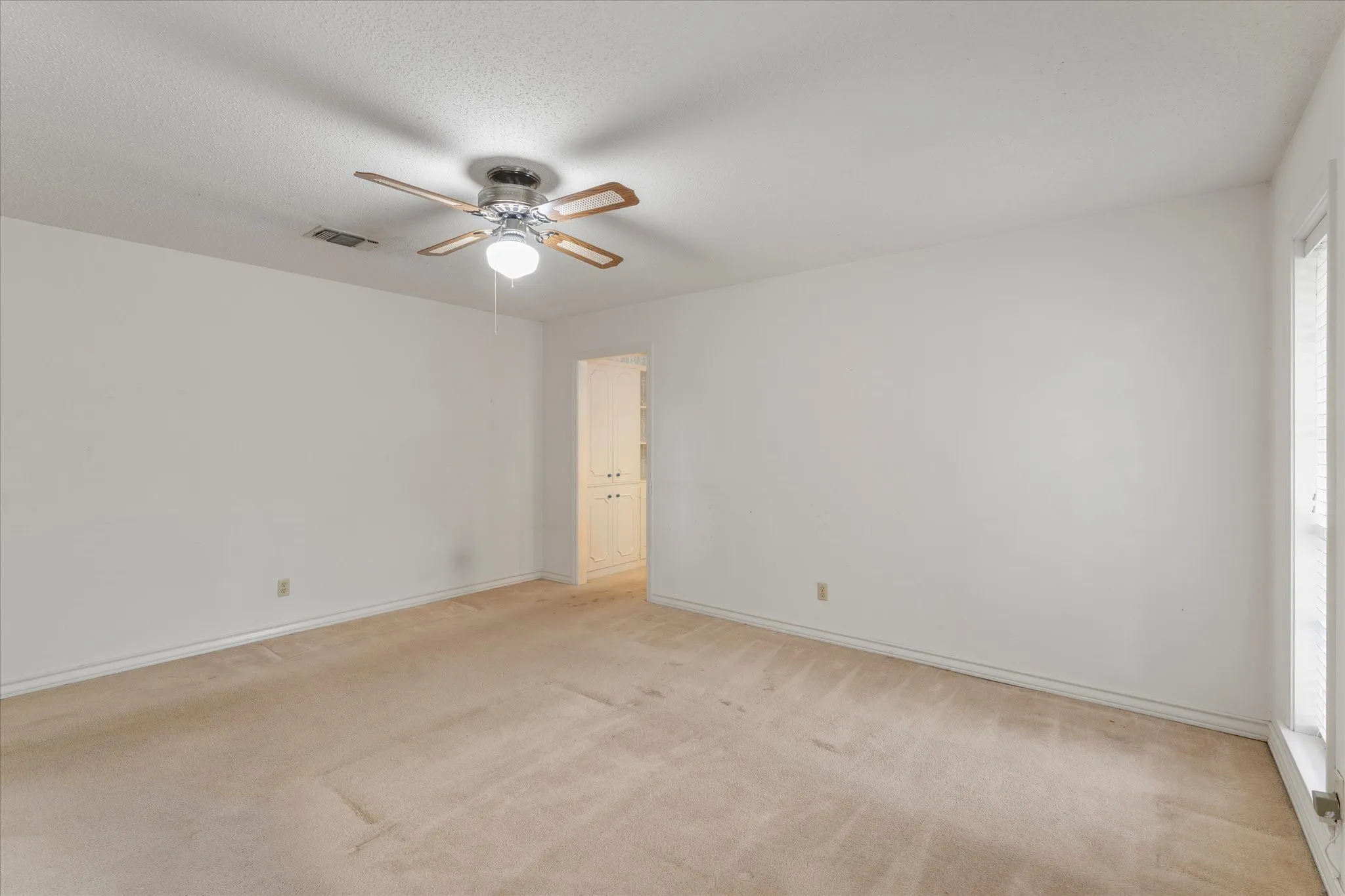 Single Family Residence For Sale in Titus County , 401 Southgate Drive, Mt Pleasant, Texas 75455, 3 Bedroom, 2 Bathroom, 2 Garage spaces, 2,001 Sqft, built in 1978, mls#21375564, Real Estate Agent in Mt Pleasant, Homes For Sale in Titus county, Homes For Sale in Mt Pleasant, Realtor in Mt Pleasant Texas, Real Estate Brokerage Independent Realty Texas, Luminita Cordes Realtor