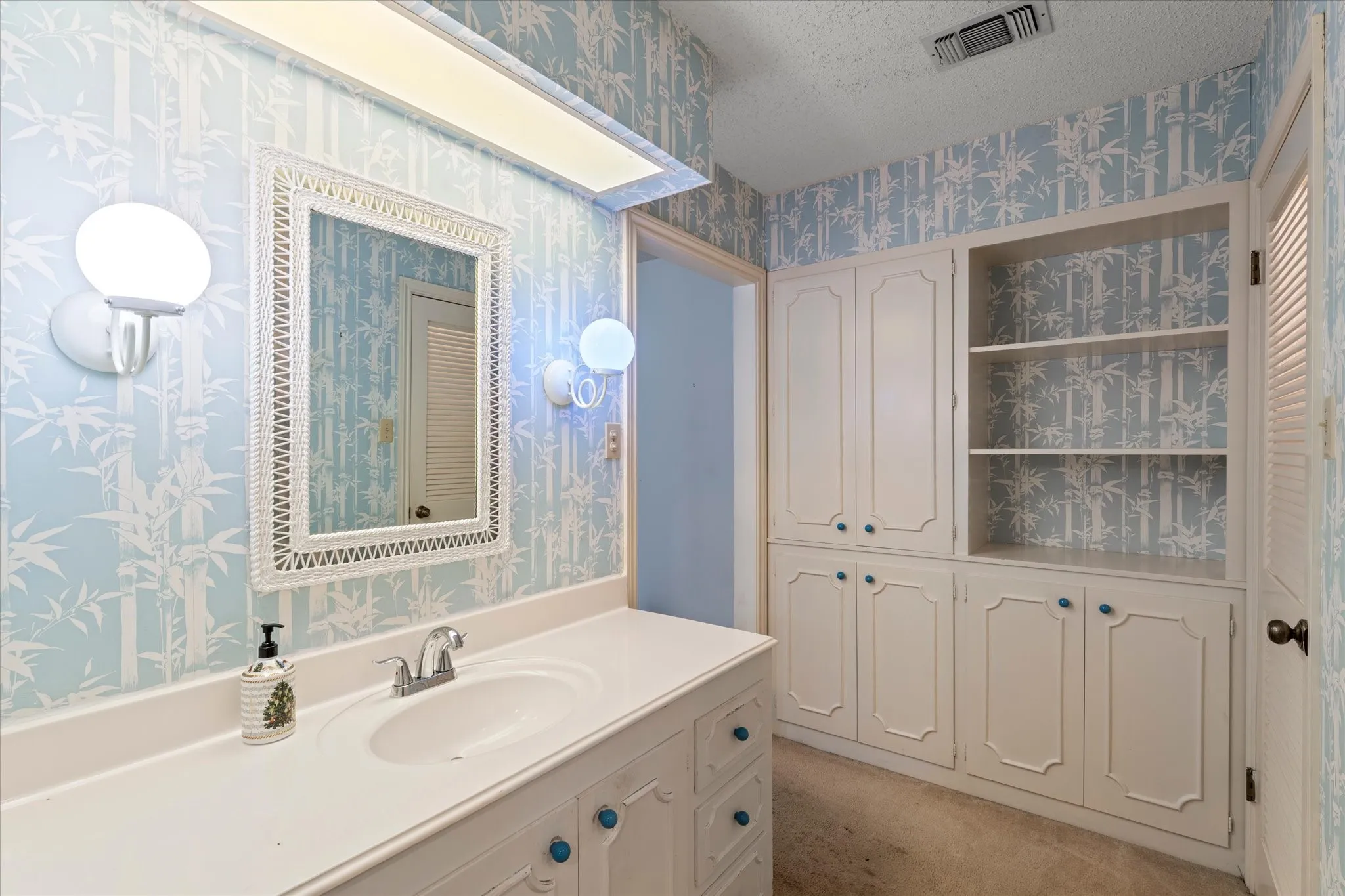 Single Family Residence For Sale in Titus County , 401 Southgate Drive, Mt Pleasant, Texas 75455, 3 Bedroom, 2 Bathroom, 2 Garage spaces, 2,001 Sqft, built in 1978, mls#21375564, Real Estate Agent in Mt Pleasant, Homes For Sale in Titus county, Homes For Sale in Mt Pleasant, Realtor in Mt Pleasant Texas, Real Estate Brokerage Independent Realty Texas, Luminita Cordes Realtor