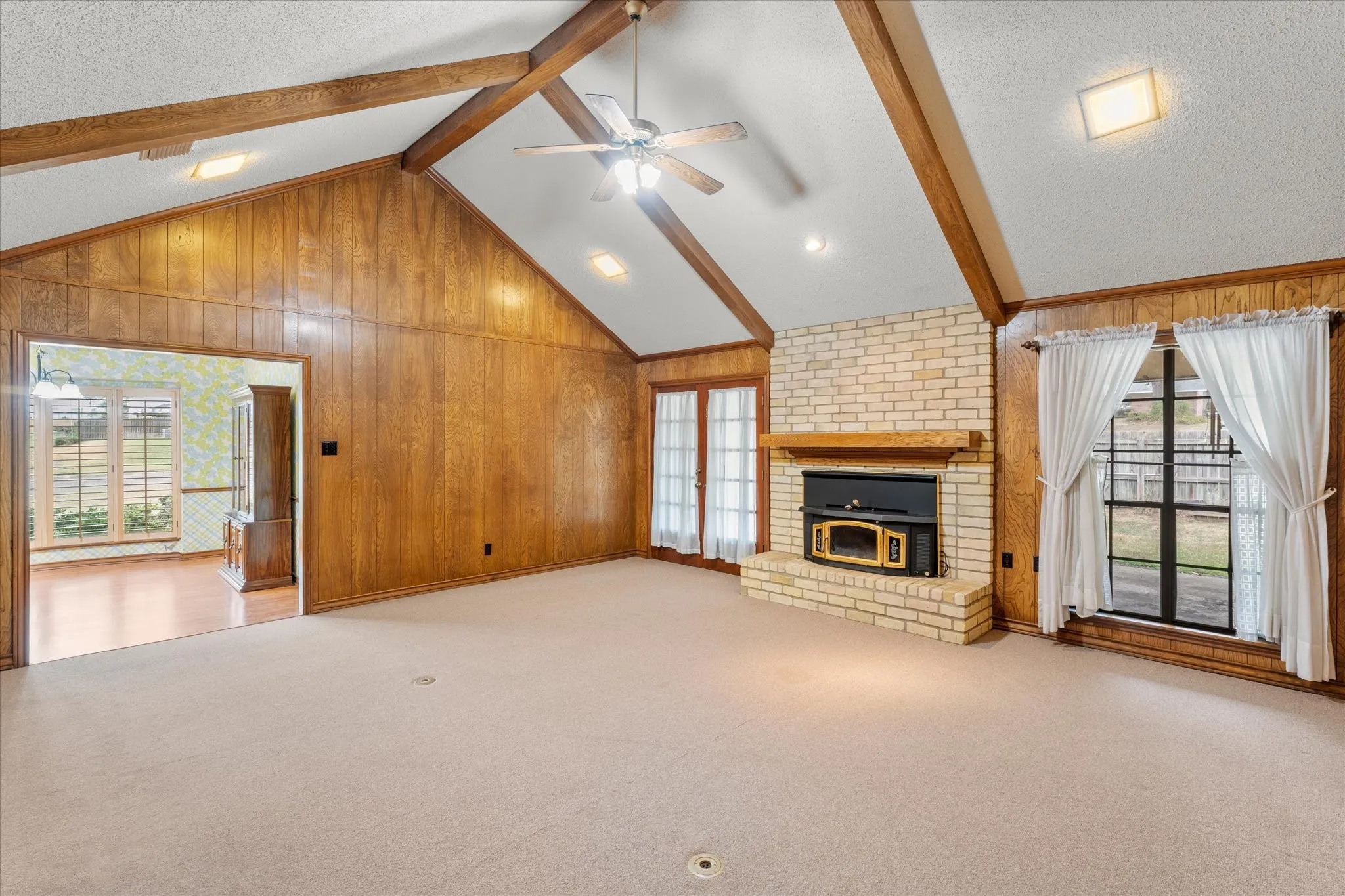 Single Family Residence For Sale in Titus County , 401 Southgate Drive, Mt Pleasant, Texas 75455, 3 Bedroom, 2 Bathroom, 2 Garage spaces, 2,001 Sqft, built in 1978, mls#21375564, Real Estate Agent in Mt Pleasant, Homes For Sale in Titus county, Homes For Sale in Mt Pleasant, Realtor in Mt Pleasant Texas, Real Estate Brokerage Independent Realty Texas, Luminita Cordes Realtor