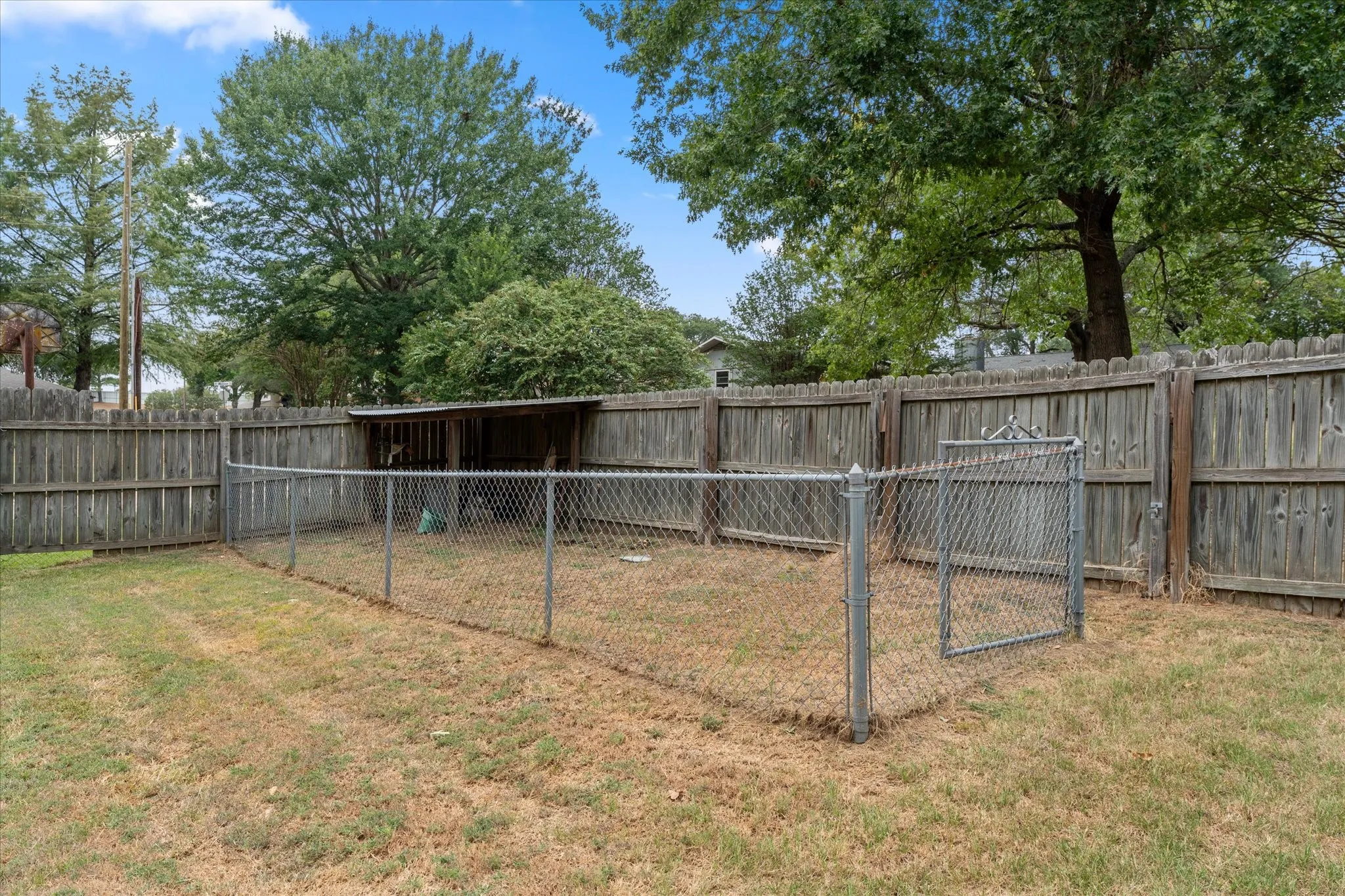 Single Family Residence For Sale in Titus County , 401 Southgate Drive, Mt Pleasant, Texas 75455, 3 Bedroom, 2 Bathroom, 2 Garage spaces, 2,001 Sqft, built in 1978, mls#21375564, Real Estate Agent in Mt Pleasant, Homes For Sale in Titus county, Homes For Sale in Mt Pleasant, Realtor in Mt Pleasant Texas, Real Estate Brokerage Independent Realty Texas, Luminita Cordes Realtor