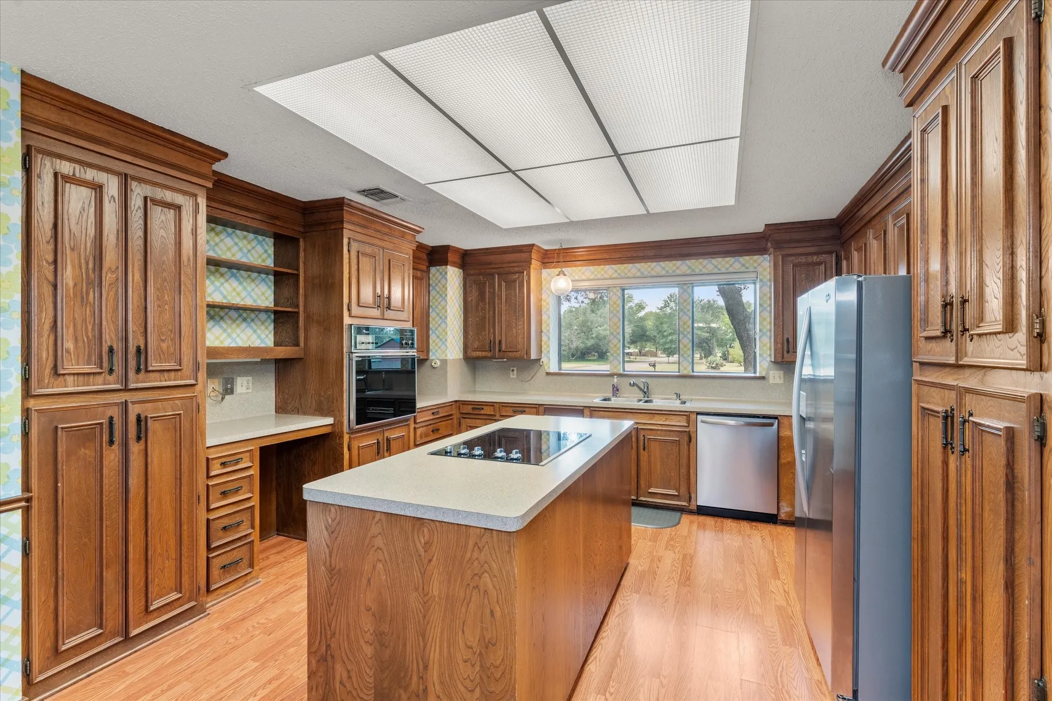 Single Family Residence For Sale in Titus County , 401 Southgate Drive, Mt Pleasant, Texas 75455, 3 Bedroom, 2 Bathroom, 2 Garage spaces, 2,001 Sqft, built in 1978, mls#21375564, Real Estate Agent in Mt Pleasant, Homes For Sale in Titus county, Homes For Sale in Mt Pleasant, Realtor in Mt Pleasant Texas, Real Estate Brokerage Independent Realty Texas, Luminita Cordes Realtor