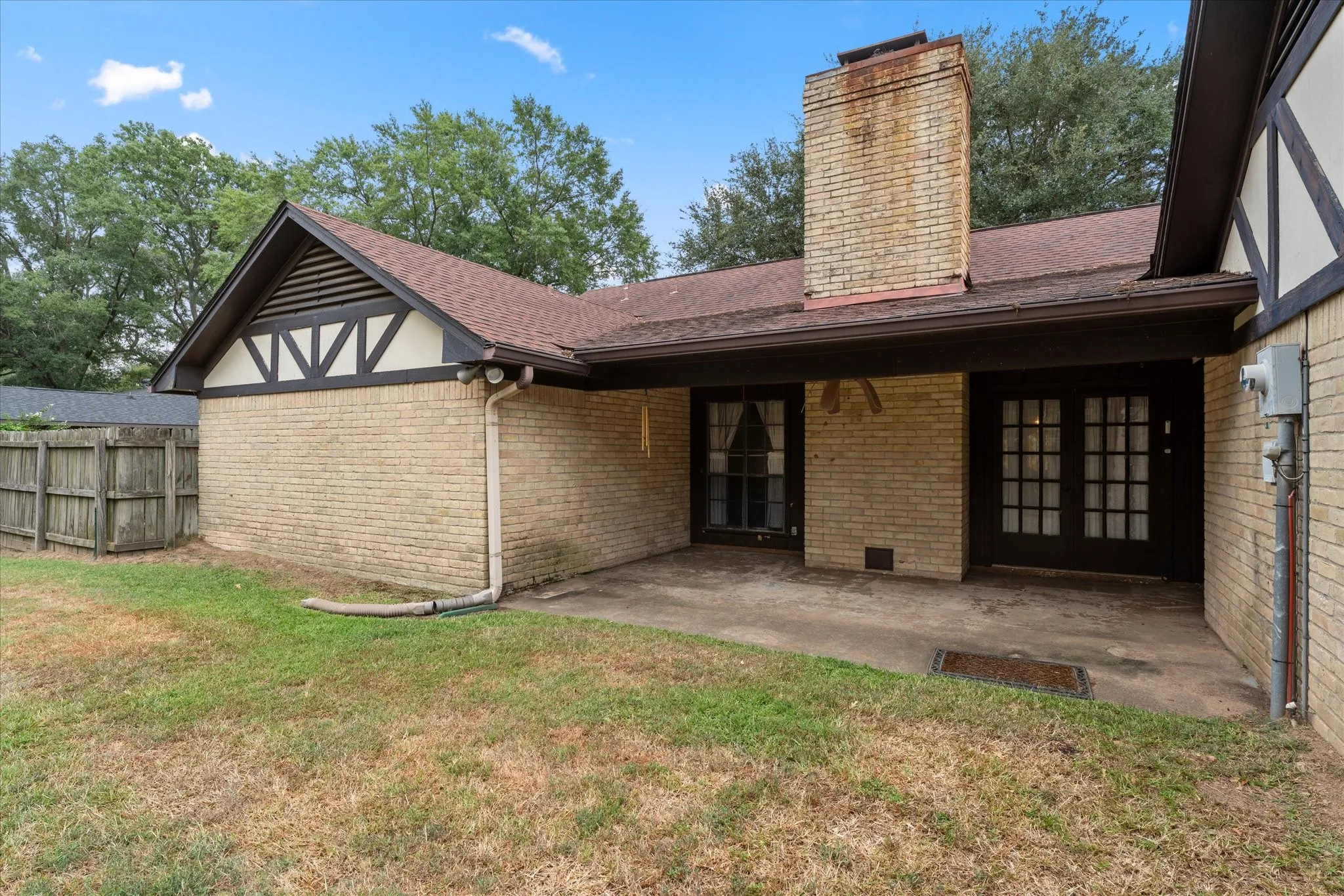 Single Family Residence For Sale in Titus County , 401 Southgate Drive, Mt Pleasant, Texas 75455, 3 Bedroom, 2 Bathroom, 2 Garage spaces, 2,001 Sqft, built in 1978, mls#21375564, Real Estate Agent in Mt Pleasant, Homes For Sale in Titus county, Homes For Sale in Mt Pleasant, Realtor in Mt Pleasant Texas, Real Estate Brokerage Independent Realty Texas, Luminita Cordes Realtor