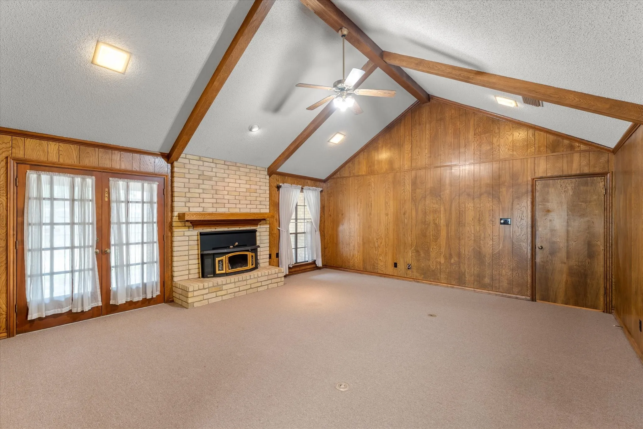 Single Family Residence For Sale in Titus County , 401 Southgate Drive, Mt Pleasant, Texas 75455, 3 Bedroom, 2 Bathroom, 2 Garage spaces, 2,001 Sqft, built in 1978, mls#21375564, Real Estate Agent in Mt Pleasant, Homes For Sale in Titus county, Homes For Sale in Mt Pleasant, Realtor in Mt Pleasant Texas, Real Estate Brokerage Independent Realty Texas, Luminita Cordes Realtor