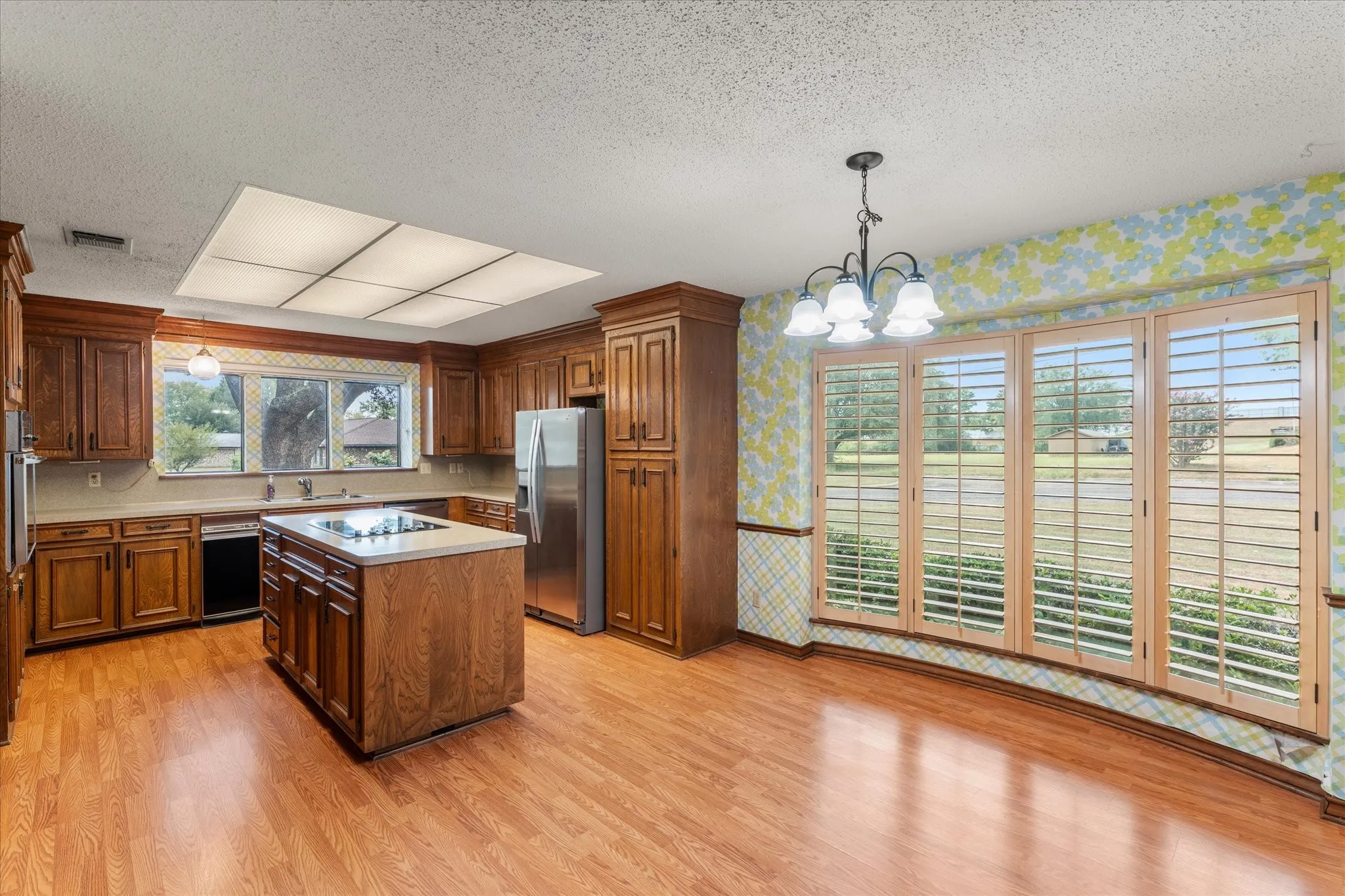 Single Family Residence For Sale in Titus County , 401 Southgate Drive, Mt Pleasant, Texas 75455, 3 Bedroom, 2 Bathroom, 2 Garage spaces, 2,001 Sqft, built in 1978, mls#21375564, Real Estate Agent in Mt Pleasant, Homes For Sale in Titus county, Homes For Sale in Mt Pleasant, Realtor in Mt Pleasant Texas, Real Estate Brokerage Independent Realty Texas, Luminita Cordes Realtor
