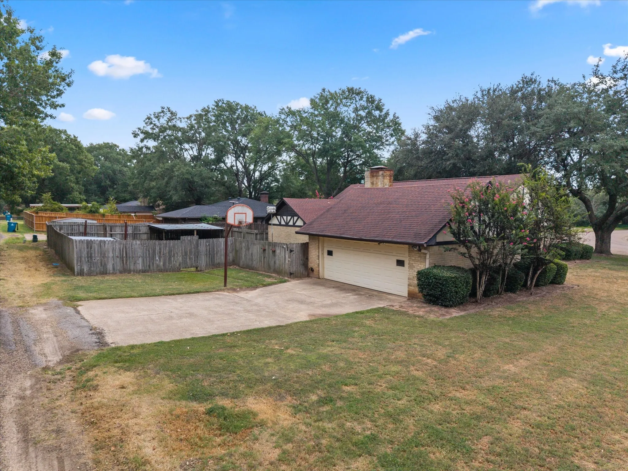 Single Family Residence For Sale in Titus County , 401 Southgate Drive, Mt Pleasant, Texas 75455, 3 Bedroom, 2 Bathroom, 2 Garage spaces, 2,001 Sqft, built in 1978, mls#21375564, Real Estate Agent in Mt Pleasant, Homes For Sale in Titus county, Homes For Sale in Mt Pleasant, Realtor in Mt Pleasant Texas, Real Estate Brokerage Independent Realty Texas, Luminita Cordes Realtor