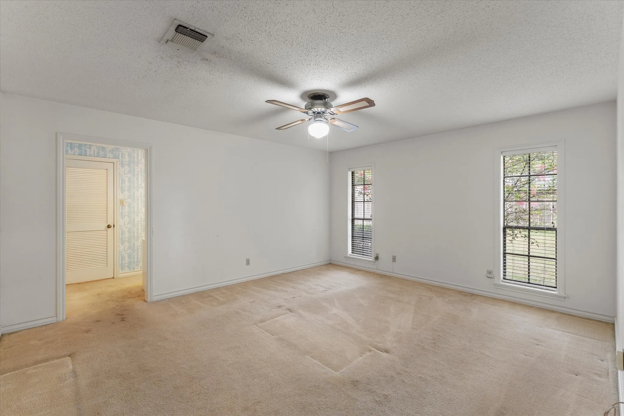Single Family Residence For Sale in Titus County , 401 Southgate Drive, Mt Pleasant, Texas 75455, 3 Bedroom, 2 Bathroom, 2 Garage spaces, 2,001 Sqft, built in 1978, mls#21375564, Real Estate Agent in Mt Pleasant, Homes For Sale in Titus county, Homes For Sale in Mt Pleasant, Realtor in Mt Pleasant Texas, Real Estate Brokerage Independent Realty Texas, Luminita Cordes Realtor