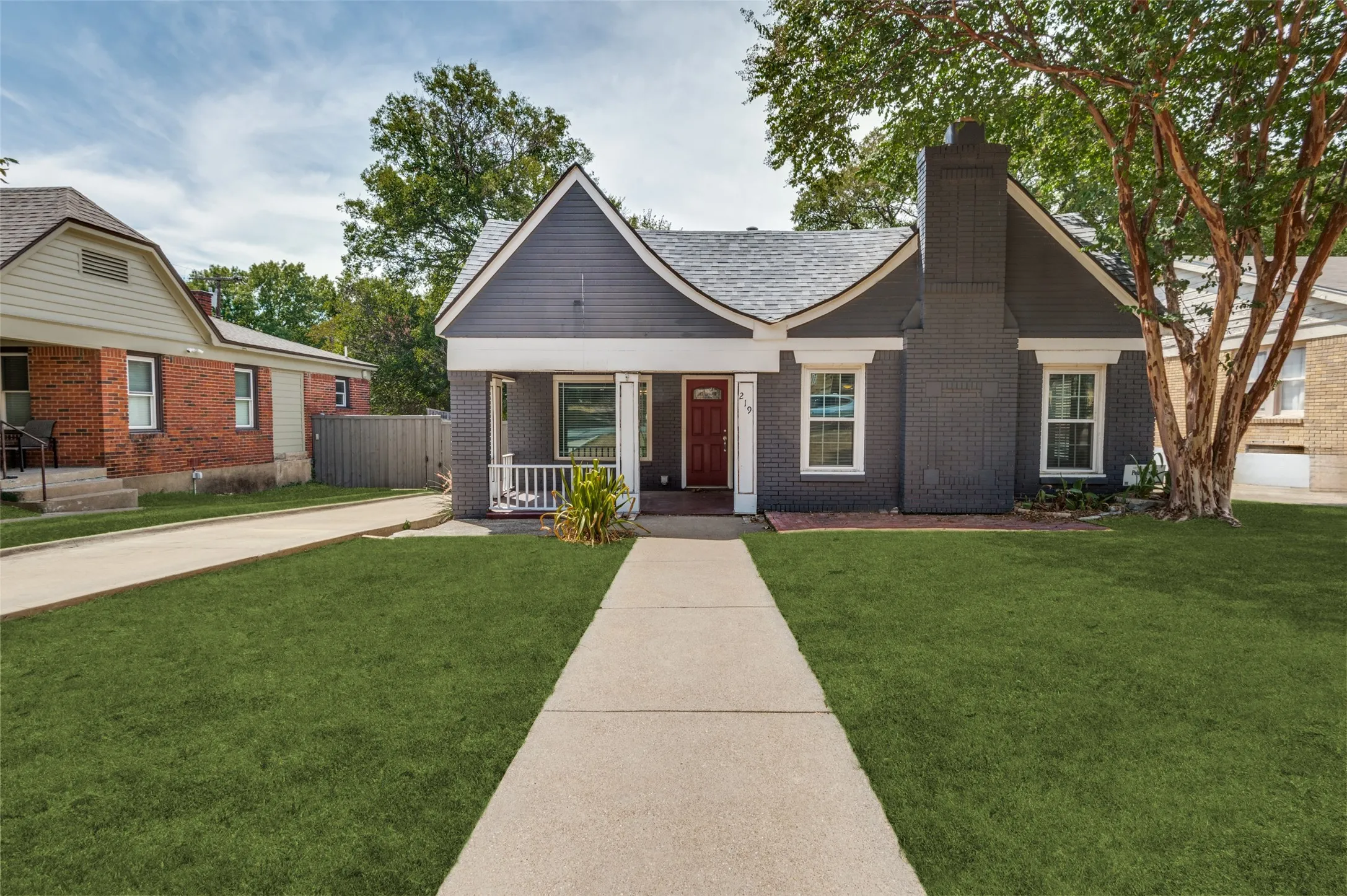 Single Family Residence For Rent in Dallas County , 219 S Briscoe Boulevard, Dallas, Texas 75211, 3 Bedroom, 1 Bathroom, Garage spaces, 1,324 Sqft, built in 1927, mls#21374366, Real Estate Agent in Dallas, Homes For Rent in Dallas county, Homes For Rent in Dallas, Realtor in Dallas Texas, Real Estate Brokerage Independent Realty Texas, Luminita Cordes Realtor