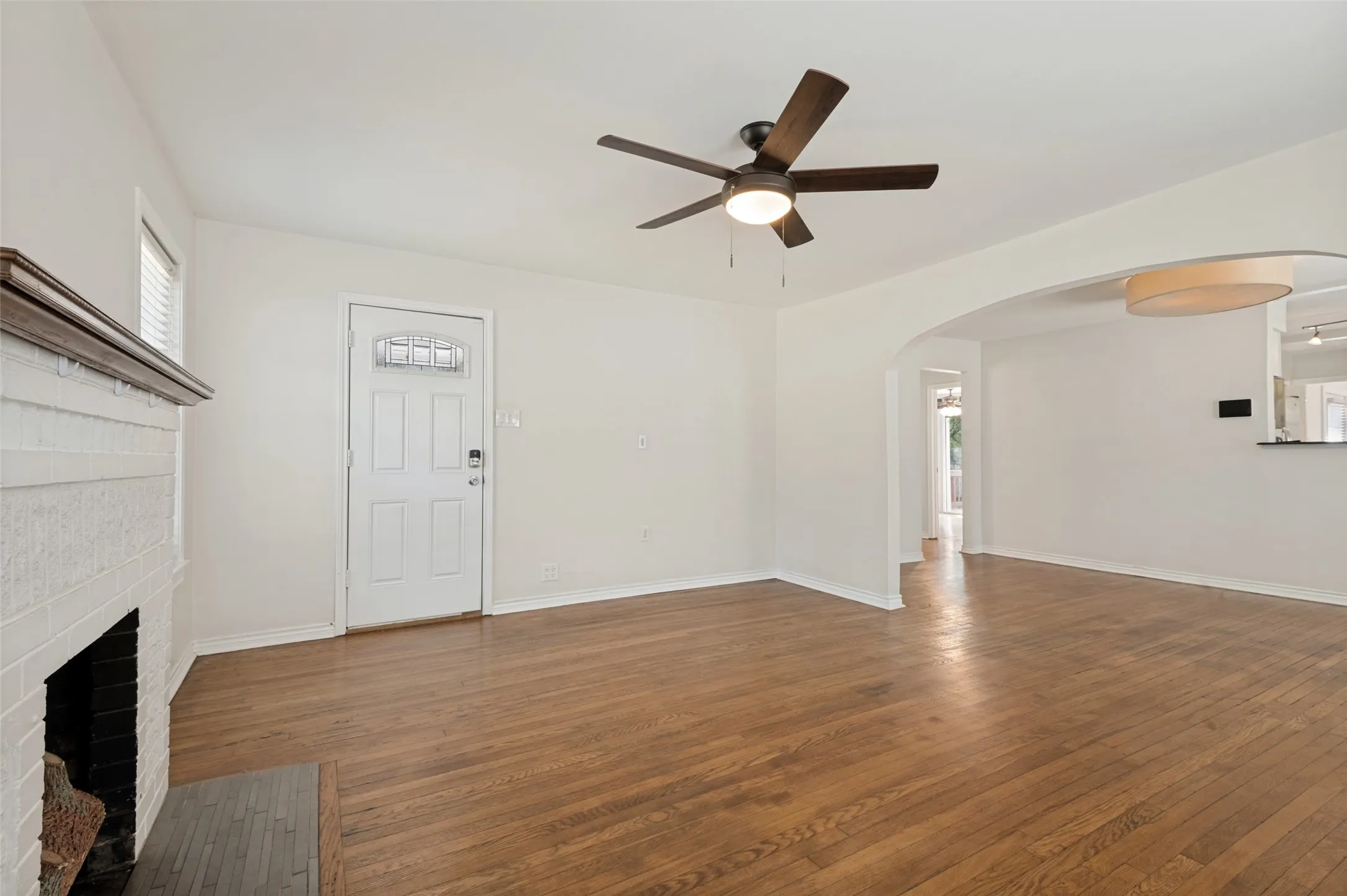 Single Family Residence For Rent in Dallas County , 219 S Briscoe Boulevard, Dallas, Texas 75211, 3 Bedroom, 1 Bathroom, Garage spaces, 1,324 Sqft, built in 1927, mls#21374366, Real Estate Agent in Dallas, Homes For Rent in Dallas county, Homes For Rent in Dallas, Realtor in Dallas Texas, Real Estate Brokerage Independent Realty Texas, Luminita Cordes Realtor