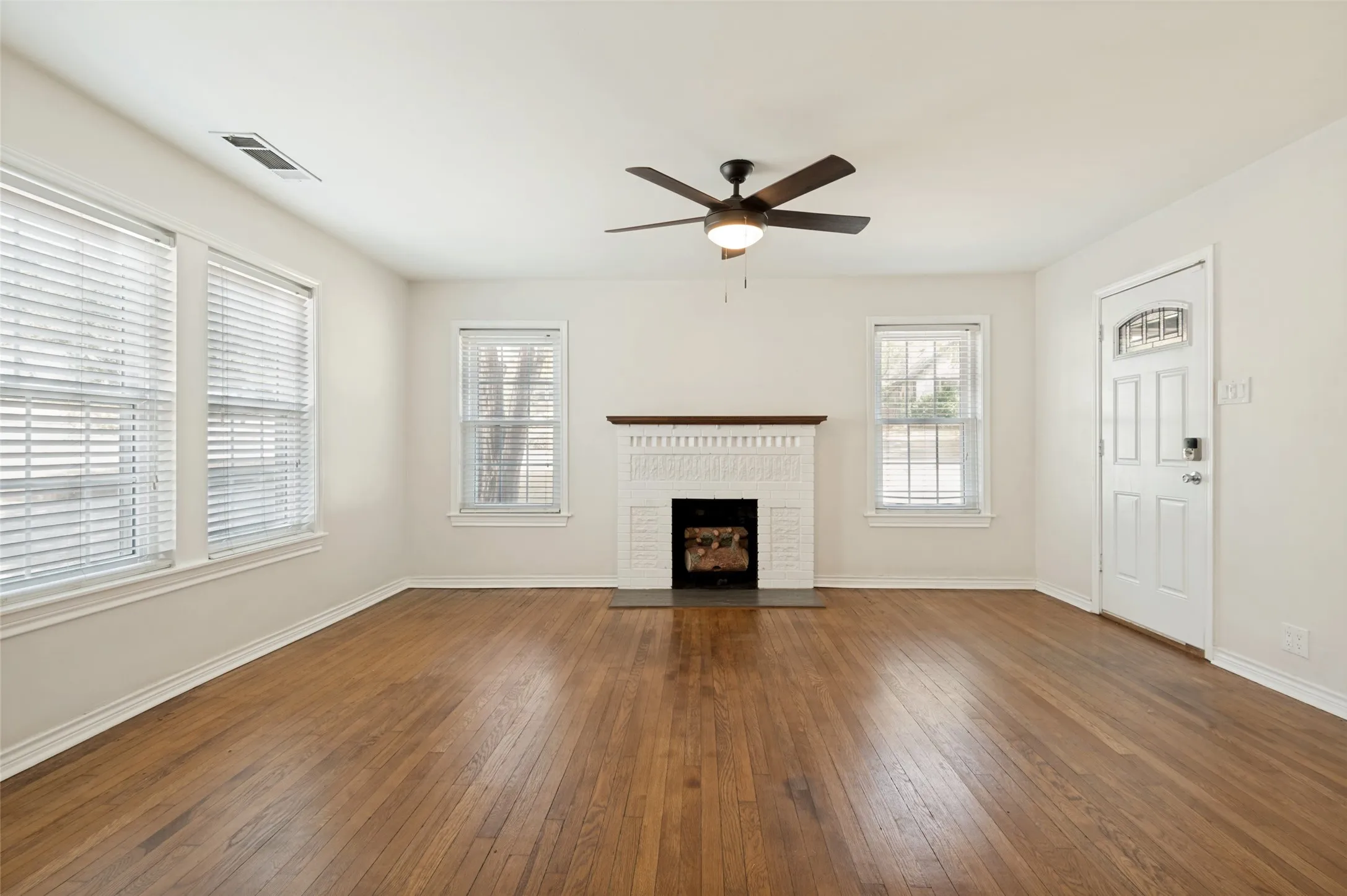 Single Family Residence For Rent in Dallas County , 219 S Briscoe Boulevard, Dallas, Texas 75211, 3 Bedroom, 1 Bathroom, Garage spaces, 1,324 Sqft, built in 1927, mls#21374366, Real Estate Agent in Dallas, Homes For Rent in Dallas county, Homes For Rent in Dallas, Realtor in Dallas Texas, Real Estate Brokerage Independent Realty Texas, Luminita Cordes Realtor