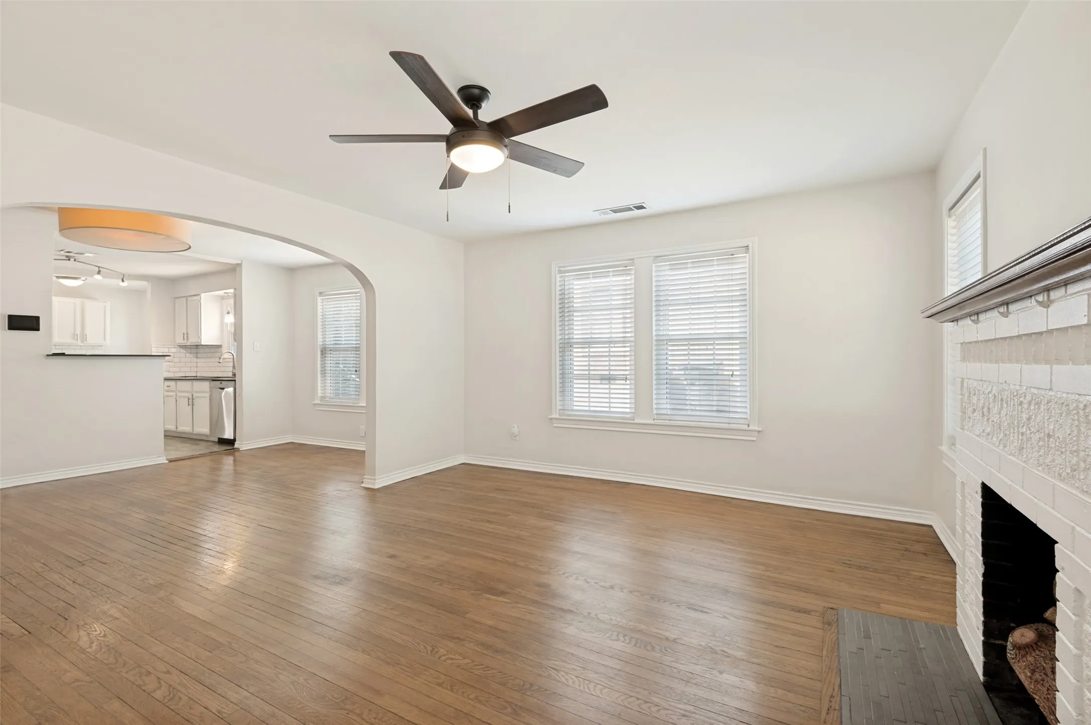 Single Family Residence For Rent in Dallas County , 219 S Briscoe Boulevard, Dallas, Texas 75211, 3 Bedroom, 1 Bathroom, Garage spaces, 1,324 Sqft, built in 1927, mls#21374366, Real Estate Agent in Dallas, Homes For Rent in Dallas county, Homes For Rent in Dallas, Realtor in Dallas Texas, Real Estate Brokerage Independent Realty Texas, Luminita Cordes Realtor