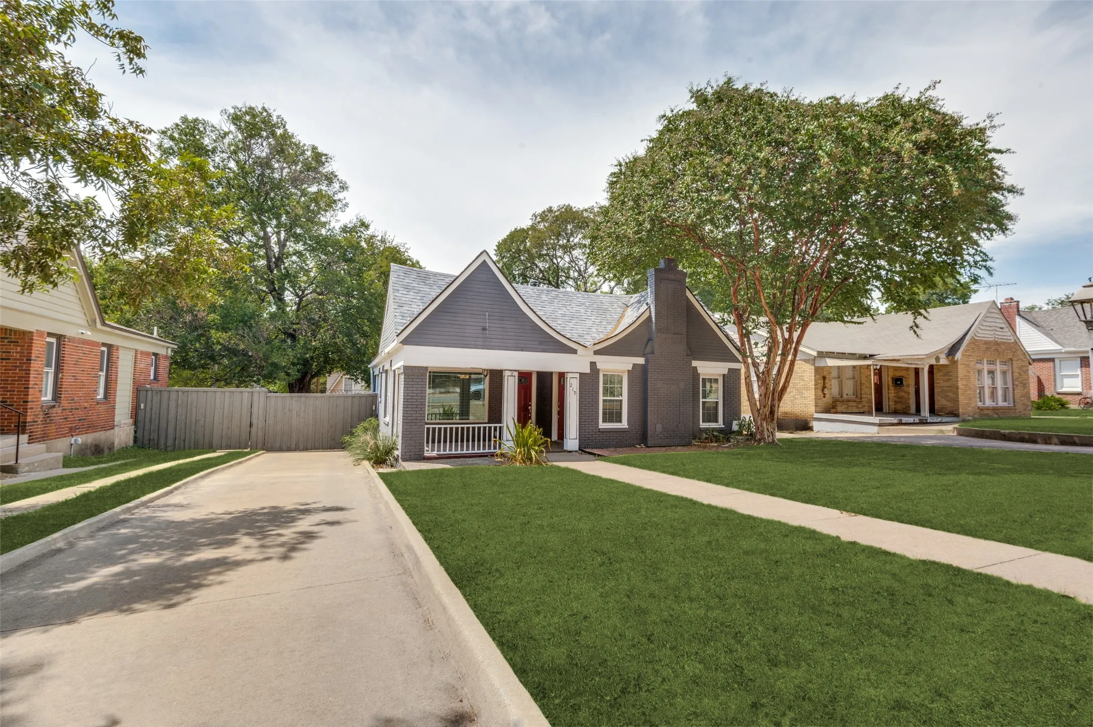 Single Family Residence For Rent in Dallas County , 219 S Briscoe Boulevard, Dallas, Texas 75211, 3 Bedroom, 1 Bathroom, Garage spaces, 1,324 Sqft, built in 1927, mls#21374366, Real Estate Agent in Dallas, Homes For Rent in Dallas county, Homes For Rent in Dallas, Realtor in Dallas Texas, Real Estate Brokerage Independent Realty Texas, Luminita Cordes Realtor