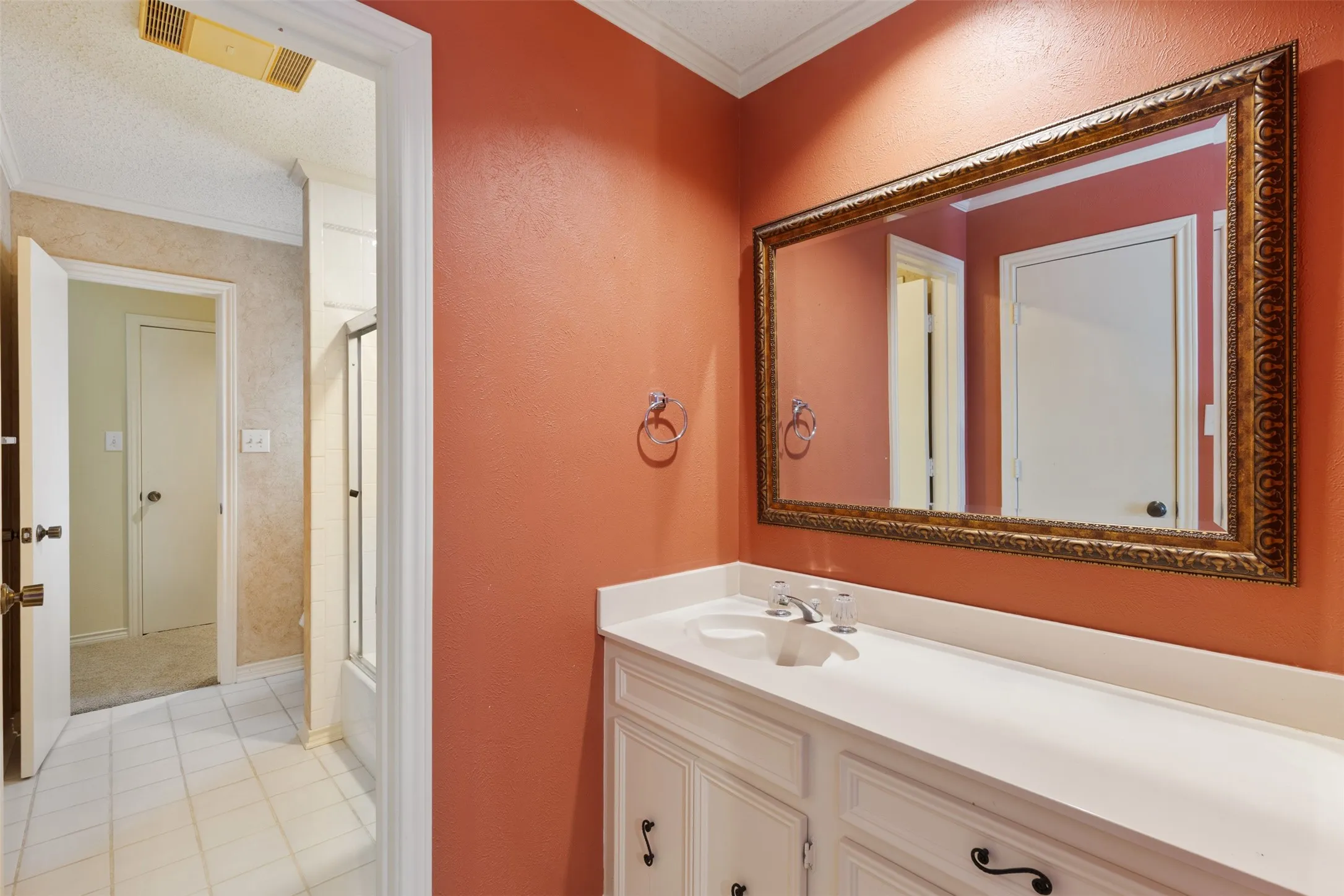 Single Family Residence For Sale in Collin County , 6822 Blue Mesa Drive, Dallas, Texas 75252, 6 Bedroom, 5 Bathroom, 2 Garage spaces, 4,629 Sqft, built in 1981, mls#21373749, Real Estate Agent in Dallas, Homes For Sale in Collin county, Homes For Sale in Dallas, Realtor in Dallas Texas, Real Estate Brokerage Independent Realty Texas, Luminita Cordes Realtor