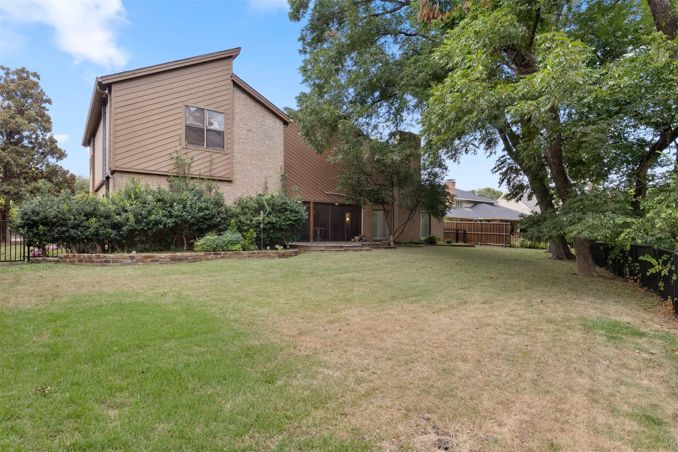 Single Family Residence For Sale in Collin County , 6822 Blue Mesa Drive, Dallas, Texas 75252, 6 Bedroom, 5 Bathroom, 2 Garage spaces, 4,629 Sqft, built in 1981, mls#21373749, Real Estate Agent in Dallas, Homes For Sale in Collin county, Homes For Sale in Dallas, Realtor in Dallas Texas, Real Estate Brokerage Independent Realty Texas, Luminita Cordes Realtor
