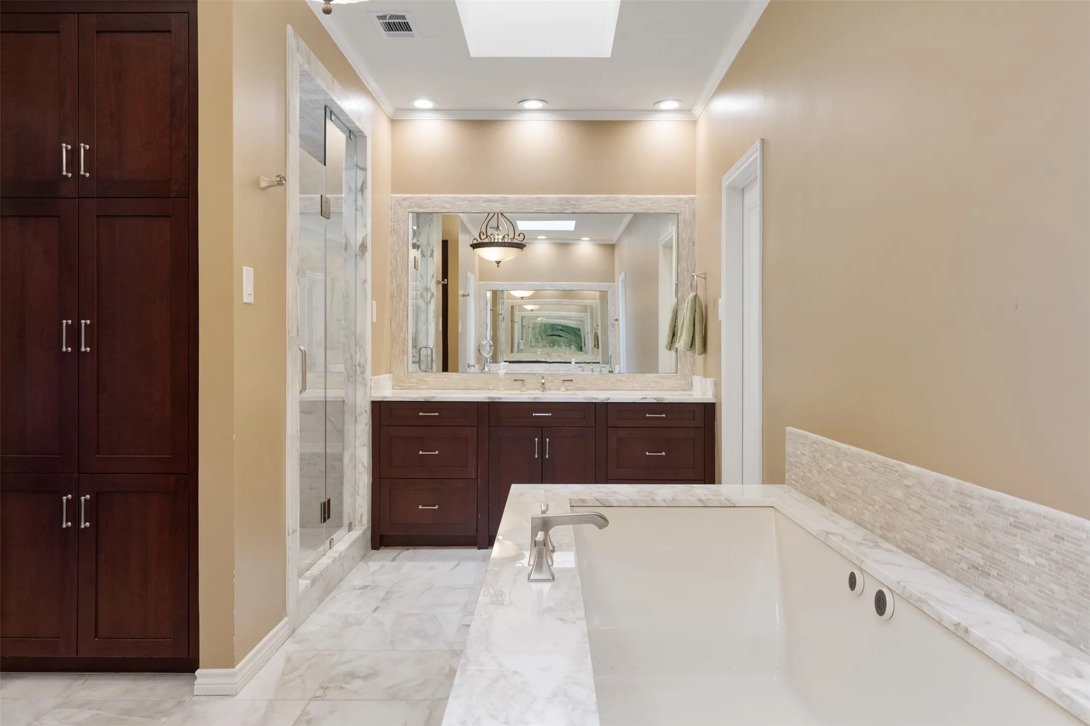 Single Family Residence For Sale in Collin County , 6822 Blue Mesa Drive, Dallas, Texas 75252, 6 Bedroom, 5 Bathroom, 2 Garage spaces, 4,629 Sqft, built in 1981, mls#21373749, Real Estate Agent in Dallas, Homes For Sale in Collin county, Homes For Sale in Dallas, Realtor in Dallas Texas, Real Estate Brokerage Independent Realty Texas, Luminita Cordes Realtor