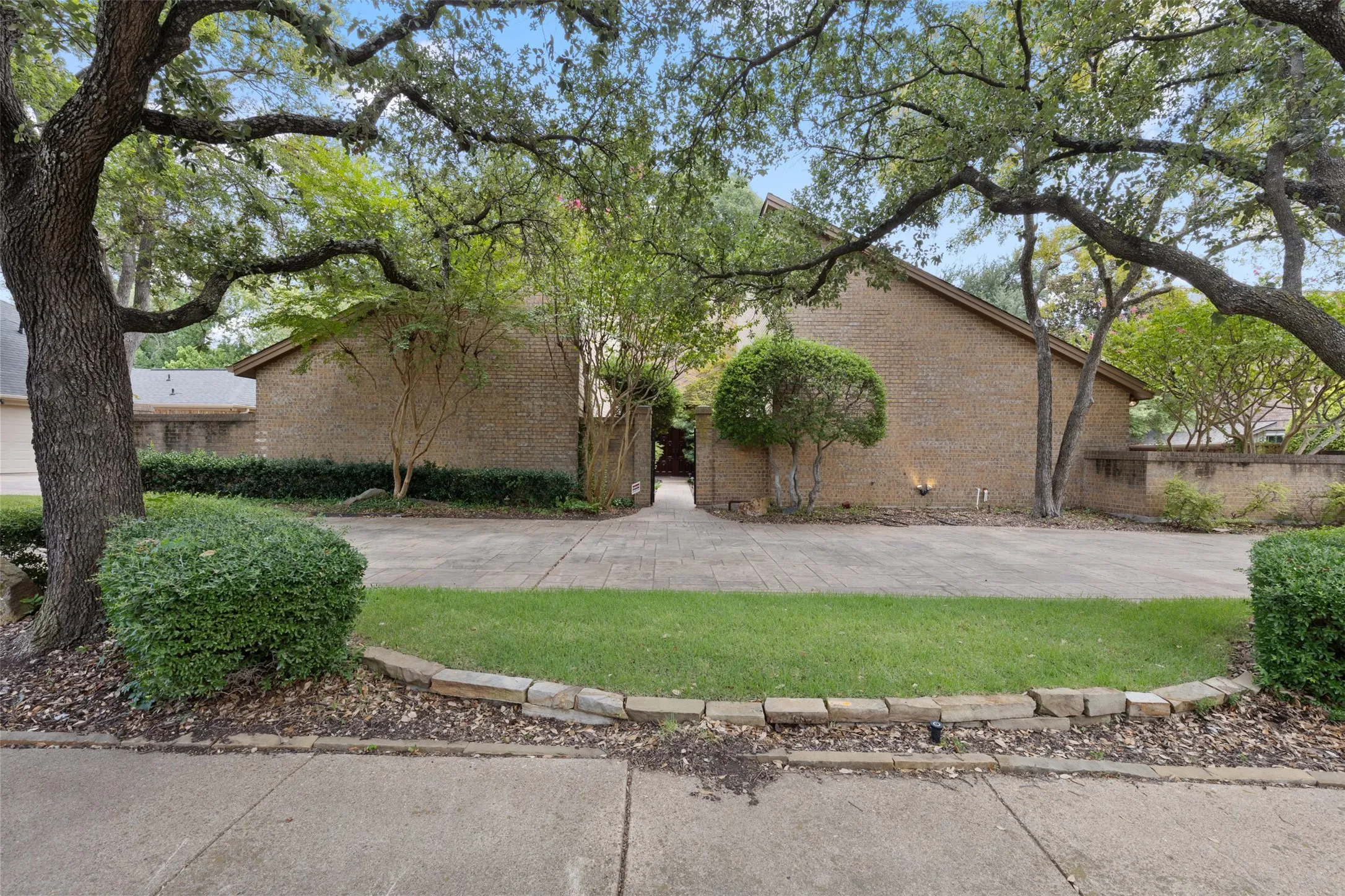 Single Family Residence For Sale in Collin County , 6822 Blue Mesa Drive, Dallas, Texas 75252, 6 Bedroom, 5 Bathroom, 2 Garage spaces, 4,629 Sqft, built in 1981, mls#21373749, Real Estate Agent in Dallas, Homes For Sale in Collin county, Homes For Sale in Dallas, Realtor in Dallas Texas, Real Estate Brokerage Independent Realty Texas, Luminita Cordes Realtor