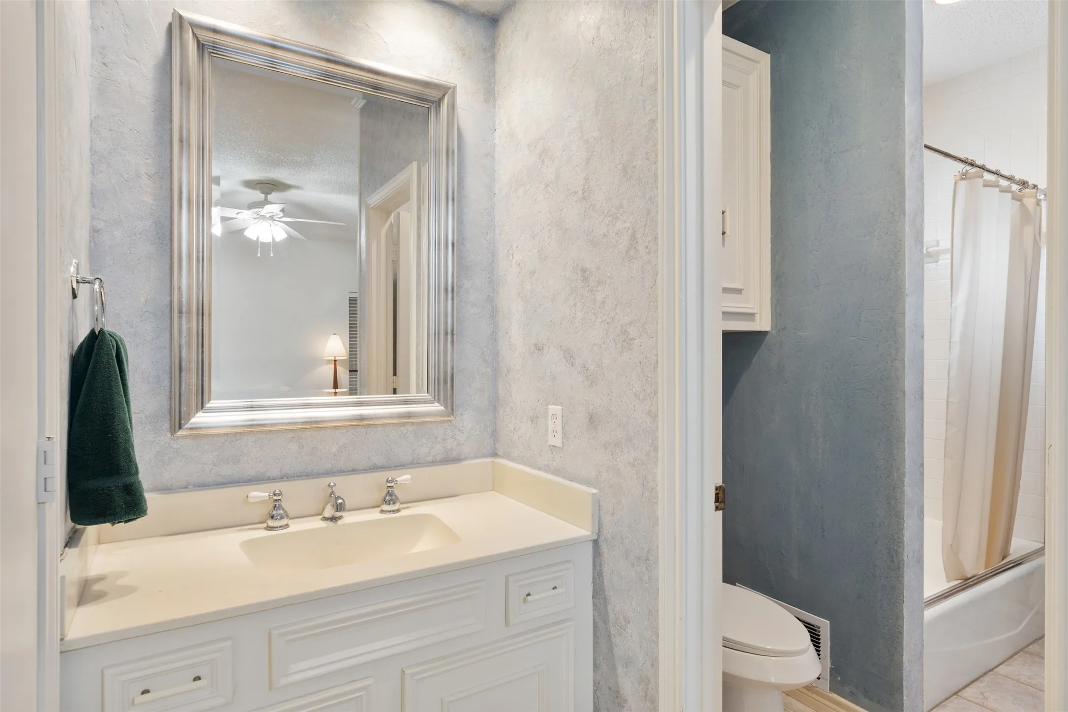 Single Family Residence For Sale in Collin County , 6822 Blue Mesa Drive, Dallas, Texas 75252, 6 Bedroom, 5 Bathroom, 2 Garage spaces, 4,629 Sqft, built in 1981, mls#21373749, Real Estate Agent in Dallas, Homes For Sale in Collin county, Homes For Sale in Dallas, Realtor in Dallas Texas, Real Estate Brokerage Independent Realty Texas, Luminita Cordes Realtor