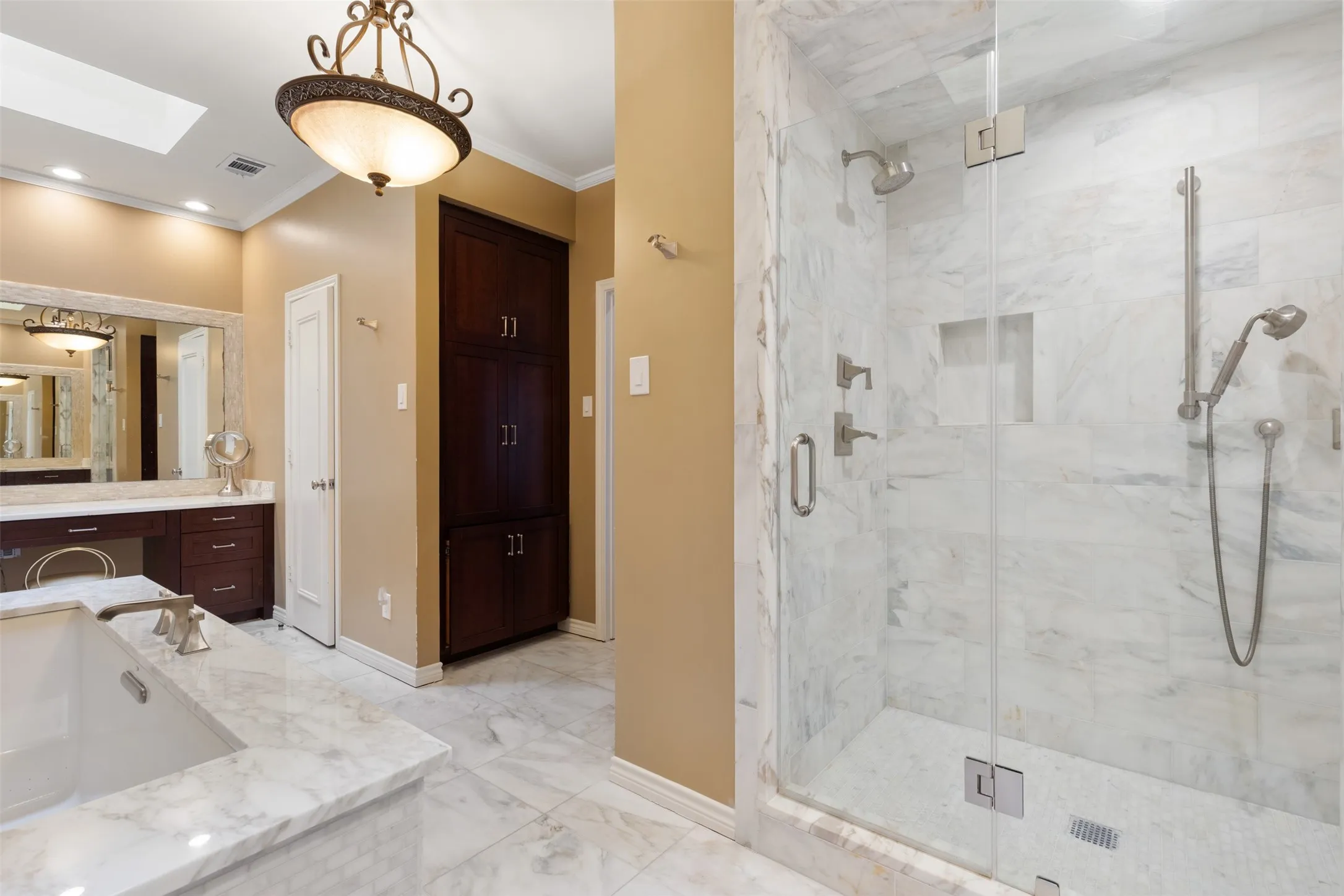 Single Family Residence For Sale in Collin County , 6822 Blue Mesa Drive, Dallas, Texas 75252, 6 Bedroom, 5 Bathroom, 2 Garage spaces, 4,629 Sqft, built in 1981, mls#21373749, Real Estate Agent in Dallas, Homes For Sale in Collin county, Homes For Sale in Dallas, Realtor in Dallas Texas, Real Estate Brokerage Independent Realty Texas, Luminita Cordes Realtor