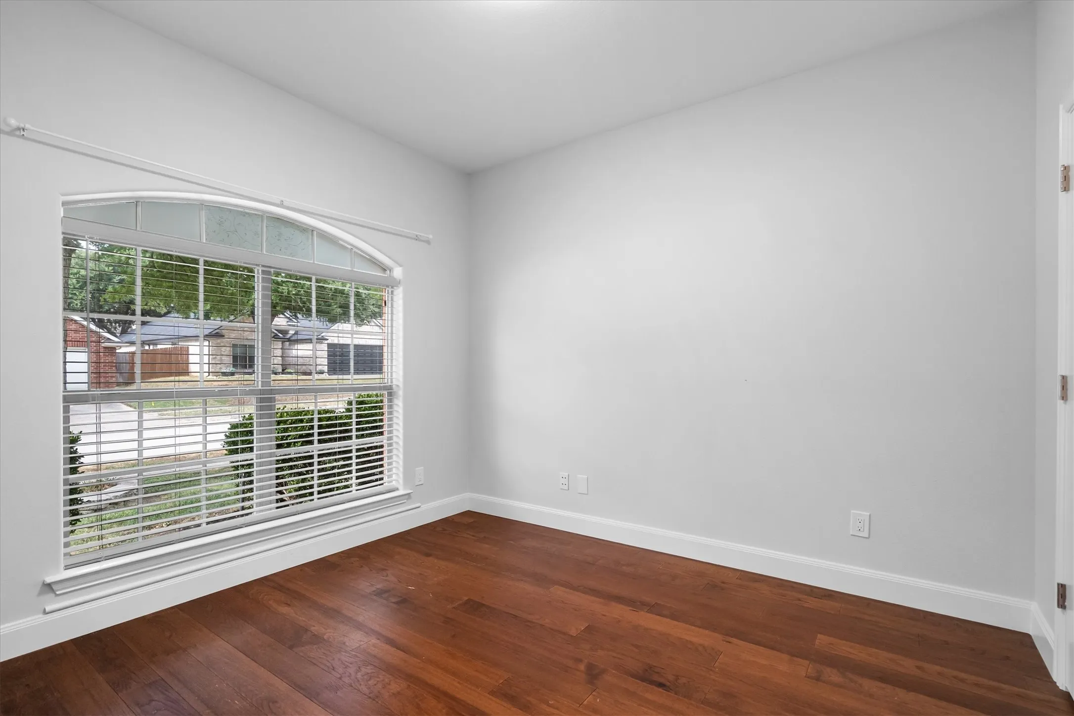 Single Family Residence For Sale in Tarrant County , 5541 Flynn Court, Fort Worth, Texas 76137, 3 Bedroom, 2 Bathroom, 2 Garage spaces, 1,853 Sqft, built in 2000, mls#21367652, Real Estate Agent in Fort Worth, Homes For Sale in Tarrant county, Homes For Sale in Fort Worth, Realtor in Fort Worth Texas, Real Estate Brokerage Independent Realty Texas, Luminita Cordes Realtor