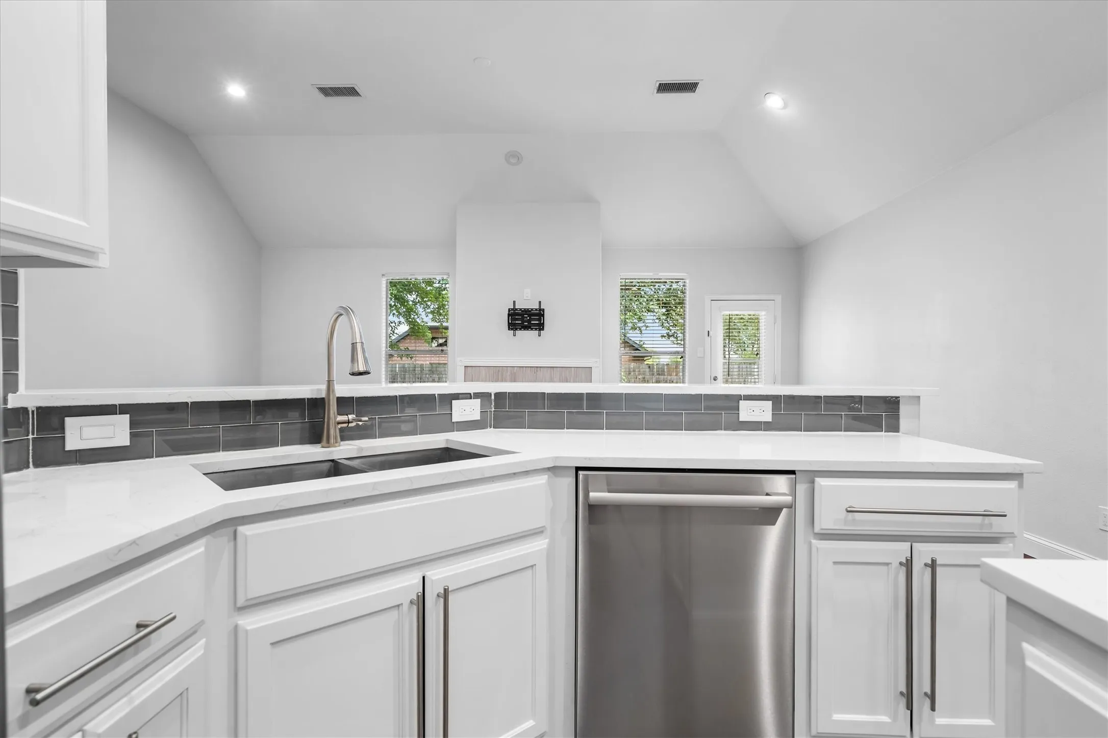 Single Family Residence For Sale in Tarrant County , 5541 Flynn Court, Fort Worth, Texas 76137, 3 Bedroom, 2 Bathroom, 2 Garage spaces, 1,853 Sqft, built in 2000, mls#21367652, Real Estate Agent in Fort Worth, Homes For Sale in Tarrant county, Homes For Sale in Fort Worth, Realtor in Fort Worth Texas, Real Estate Brokerage Independent Realty Texas, Luminita Cordes Realtor