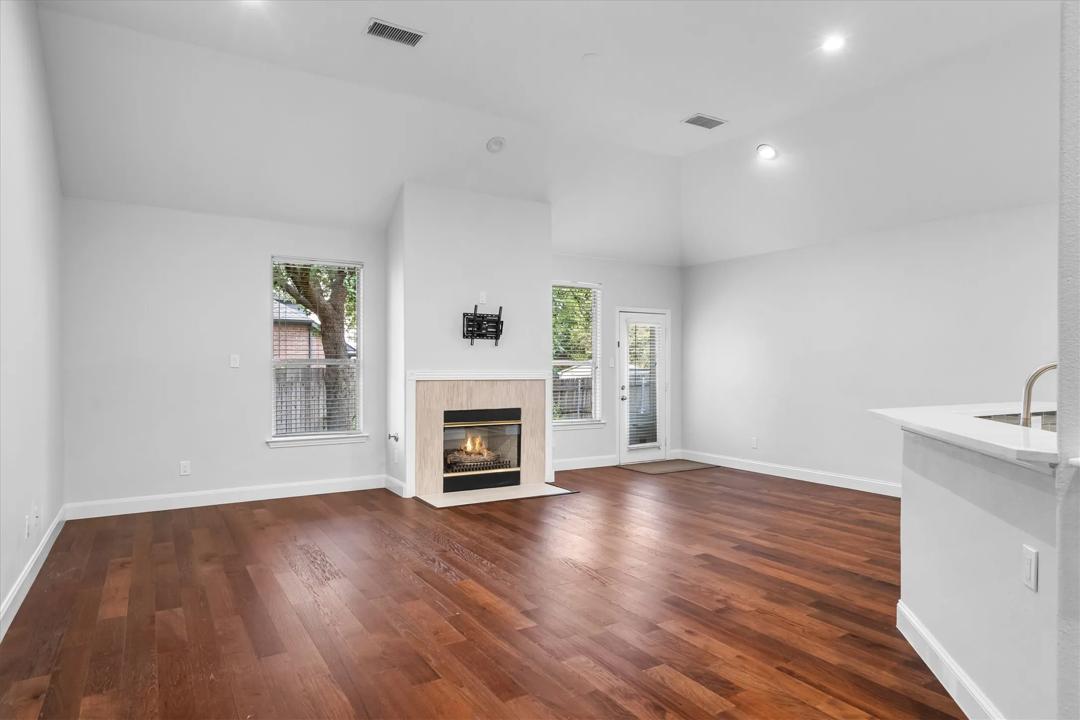 Single Family Residence For Sale in Tarrant County , 5541 Flynn Court, Fort Worth, Texas 76137, 3 Bedroom, 2 Bathroom, 2 Garage spaces, 1,853 Sqft, built in 2000, mls#21367652, Real Estate Agent in Fort Worth, Homes For Sale in Tarrant county, Homes For Sale in Fort Worth, Realtor in Fort Worth Texas, Real Estate Brokerage Independent Realty Texas, Luminita Cordes Realtor