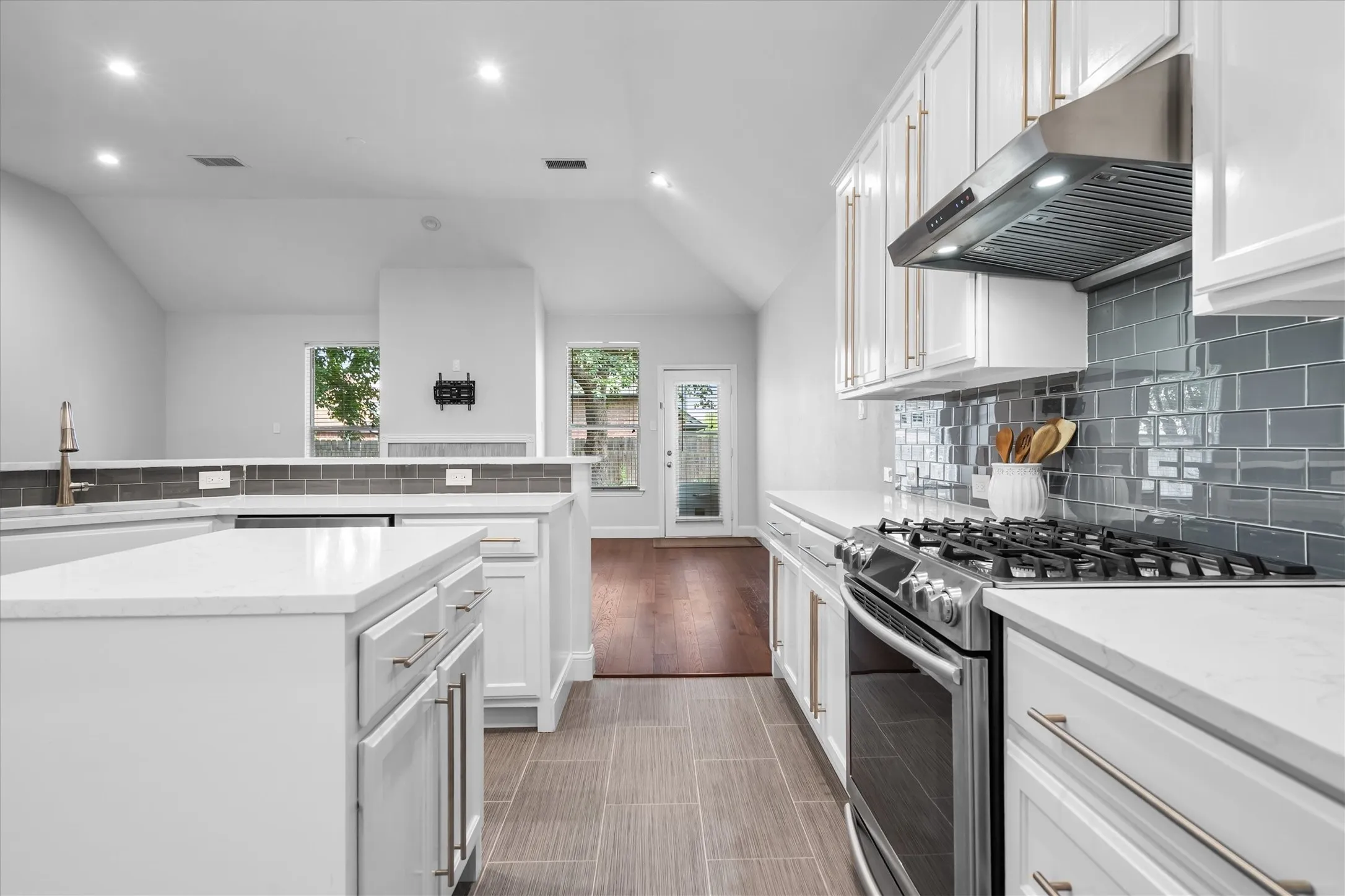 Single Family Residence For Sale in Tarrant County , 5541 Flynn Court, Fort Worth, Texas 76137, 3 Bedroom, 2 Bathroom, 2 Garage spaces, 1,853 Sqft, built in 2000, mls#21367652, Real Estate Agent in Fort Worth, Homes For Sale in Tarrant county, Homes For Sale in Fort Worth, Realtor in Fort Worth Texas, Real Estate Brokerage Independent Realty Texas, Luminita Cordes Realtor