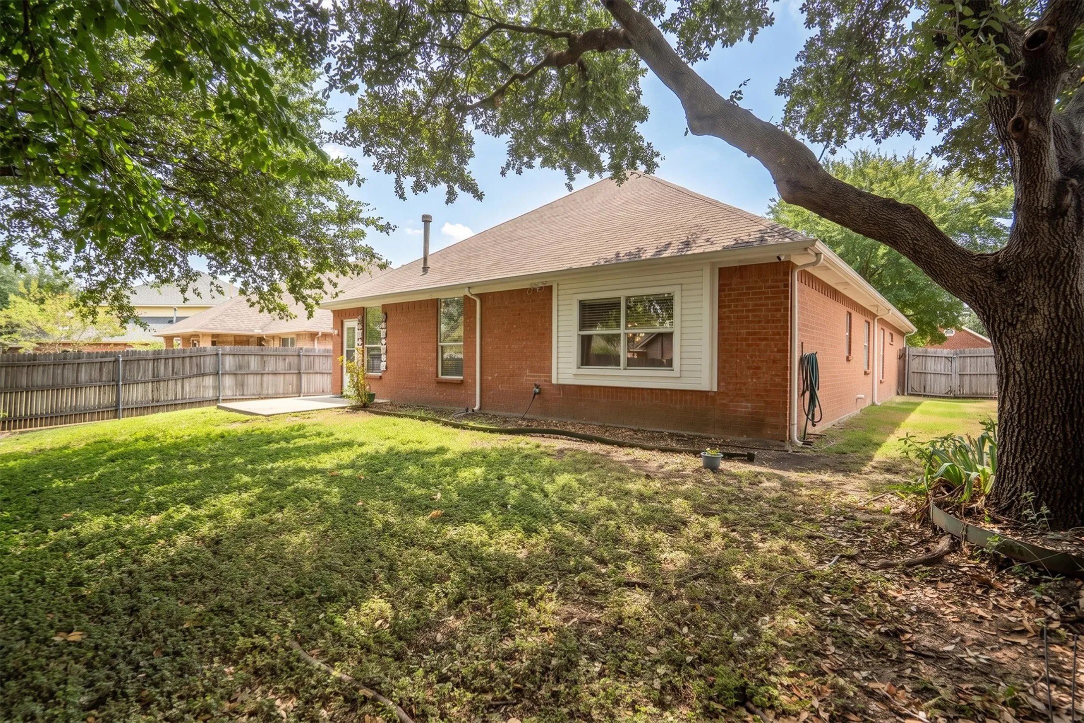 Single Family Residence For Sale in Tarrant County , 5541 Flynn Court, Fort Worth, Texas 76137, 3 Bedroom, 2 Bathroom, 2 Garage spaces, 1,853 Sqft, built in 2000, mls#21367652, Real Estate Agent in Fort Worth, Homes For Sale in Tarrant county, Homes For Sale in Fort Worth, Realtor in Fort Worth Texas, Real Estate Brokerage Independent Realty Texas, Luminita Cordes Realtor