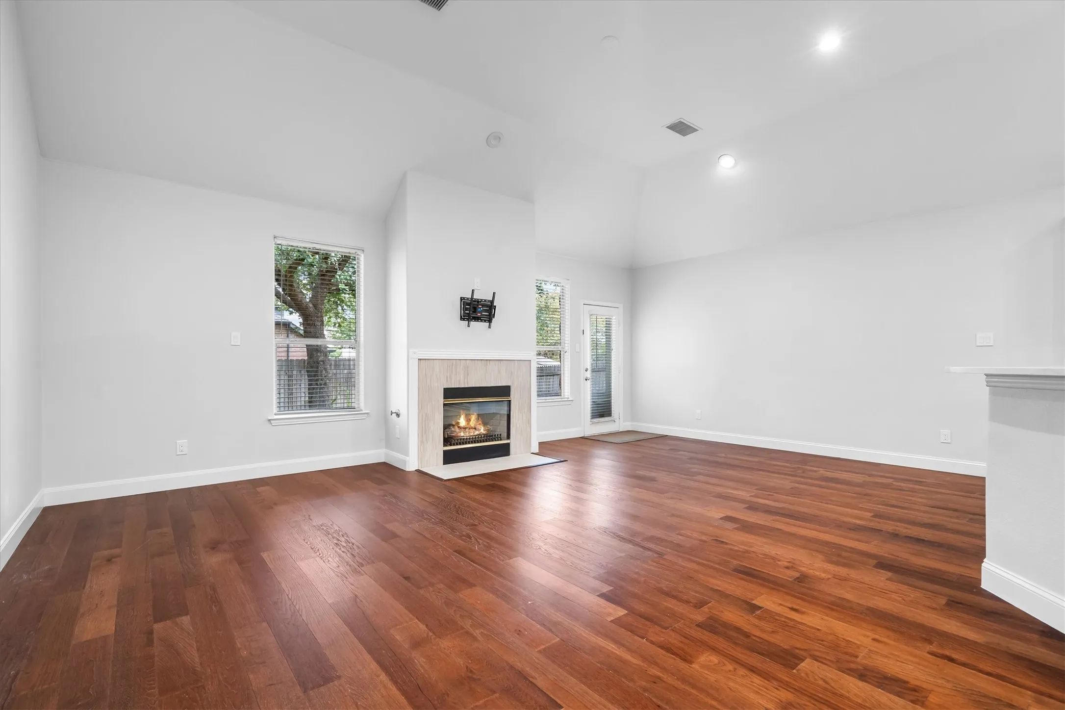Single Family Residence For Sale in Tarrant County , 5541 Flynn Court, Fort Worth, Texas 76137, 3 Bedroom, 2 Bathroom, 2 Garage spaces, 1,853 Sqft, built in 2000, mls#21367652, Real Estate Agent in Fort Worth, Homes For Sale in Tarrant county, Homes For Sale in Fort Worth, Realtor in Fort Worth Texas, Real Estate Brokerage Independent Realty Texas, Luminita Cordes Realtor