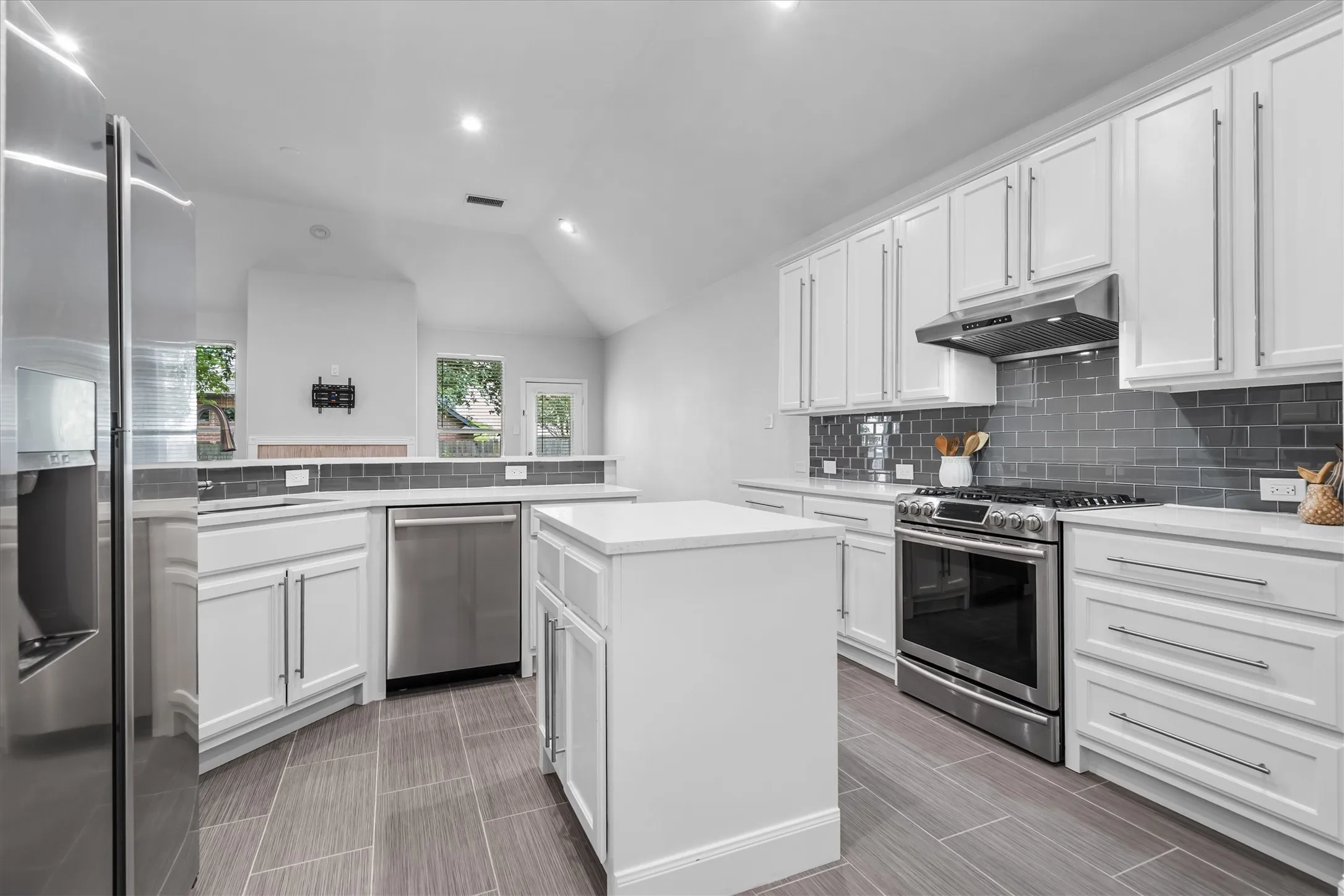 Single Family Residence For Sale in Tarrant County , 5541 Flynn Court, Fort Worth, Texas 76137, 3 Bedroom, 2 Bathroom, 2 Garage spaces, 1,853 Sqft, built in 2000, mls#21367652, Real Estate Agent in Fort Worth, Homes For Sale in Tarrant county, Homes For Sale in Fort Worth, Realtor in Fort Worth Texas, Real Estate Brokerage Independent Realty Texas, Luminita Cordes Realtor