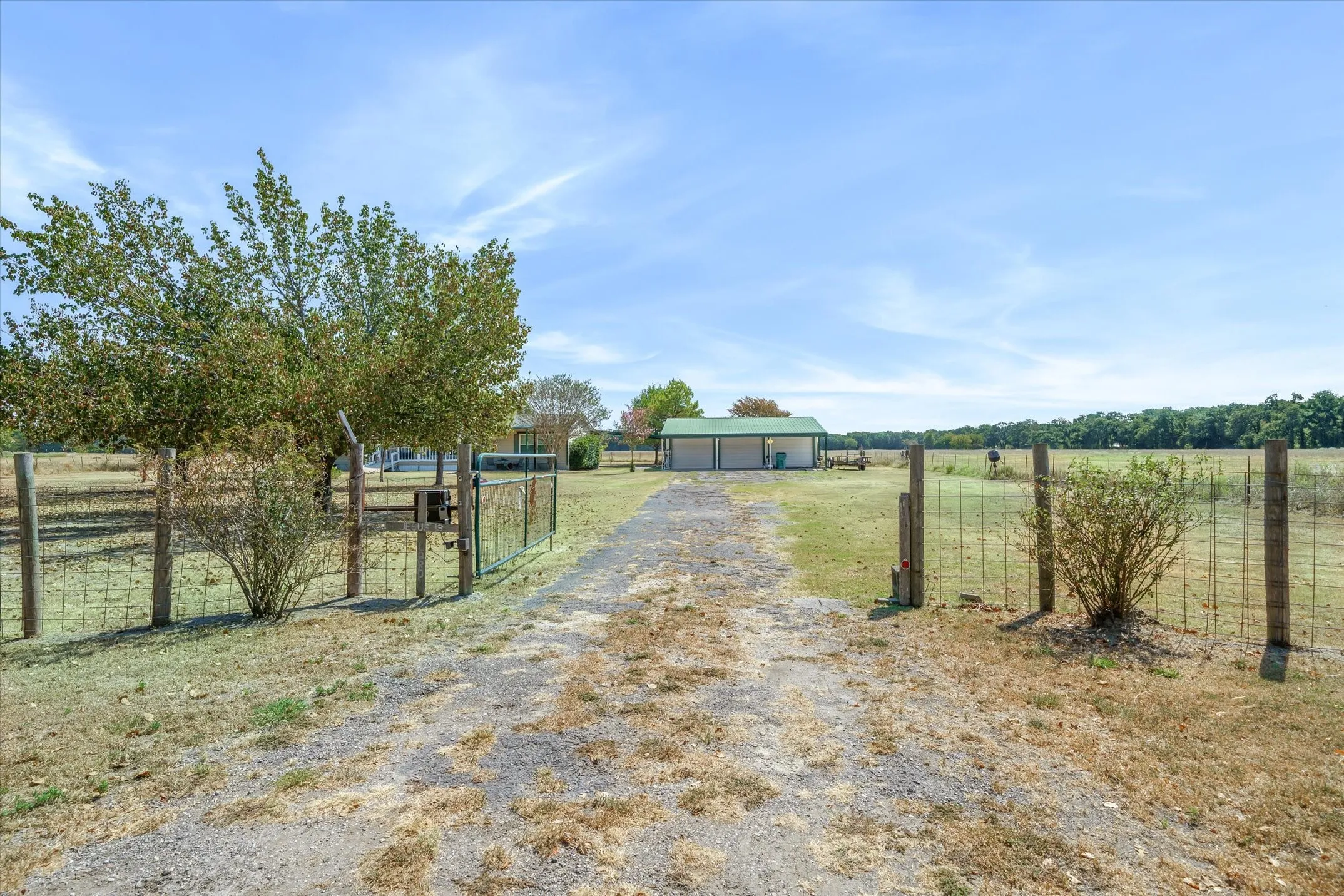 Mobile Home For Sale in Kaufman County , 3850 County Road 120, Wills Point, Texas 75169, 4 Bedroom, 2 Bathroom, 3 Garage spaces, 1,848 Sqft, built in 1998, mls#21369094, Real Estate Agent in Wills Point, Homes For Sale in Kaufman county, Homes For Sale in Wills Point, Realtor in Wills Point Texas, Real Estate Brokerage Independent Realty Texas, Luminita Cordes Realtor