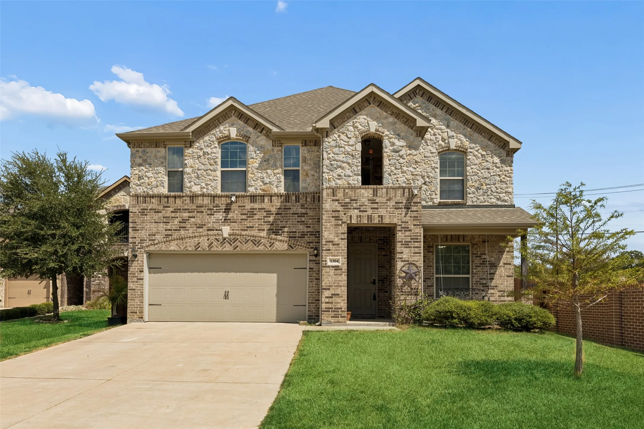 Single Family Residence For Sale in Tarrant County , 1304 Mountain View Lane, Kennedale, Texas 76060, 4 Bedroom, 4 Bathroom, 2 Garage spaces, 3,344 Sqft, built in 2018, mls#21376285, Real Estate Agent in Kennedale, Homes For Sale in Tarrant county, Homes For Sale in Kennedale, Realtor in Kennedale Texas, Real Estate Brokerage Independent Realty Texas, Luminita Cordes Realtor