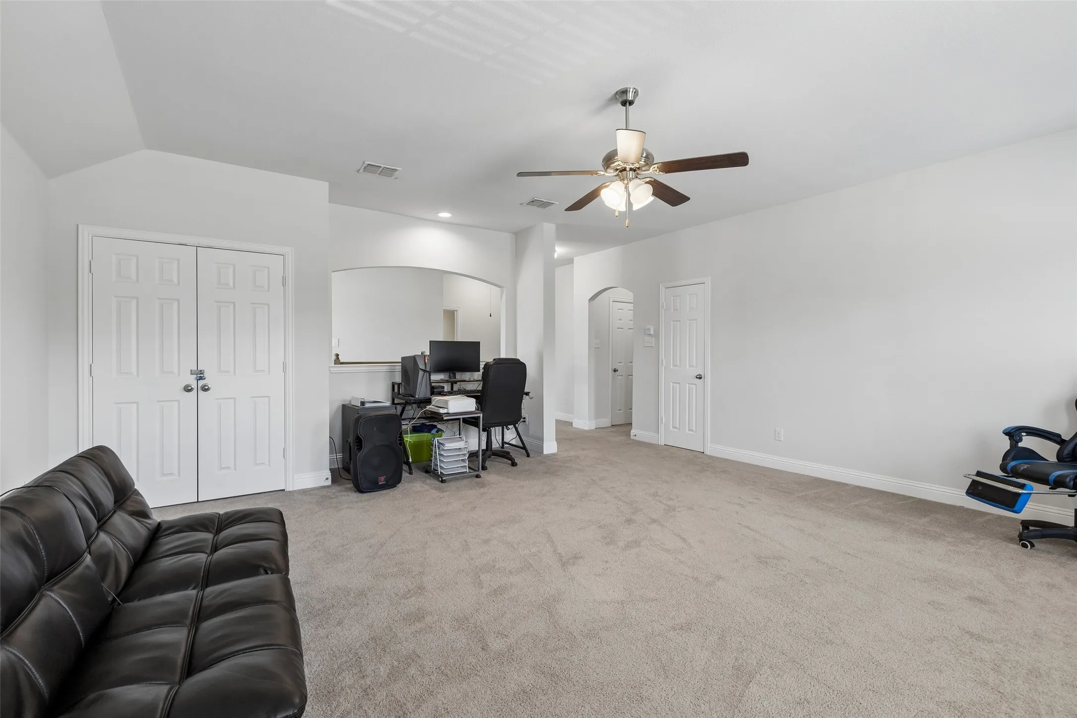 Single Family Residence For Sale in Tarrant County , 1304 Mountain View Lane, Kennedale, Texas 76060, 4 Bedroom, 4 Bathroom, 2 Garage spaces, 3,344 Sqft, built in 2018, mls#21376285, Real Estate Agent in Kennedale, Homes For Sale in Tarrant county, Homes For Sale in Kennedale, Realtor in Kennedale Texas, Real Estate Brokerage Independent Realty Texas, Luminita Cordes Realtor