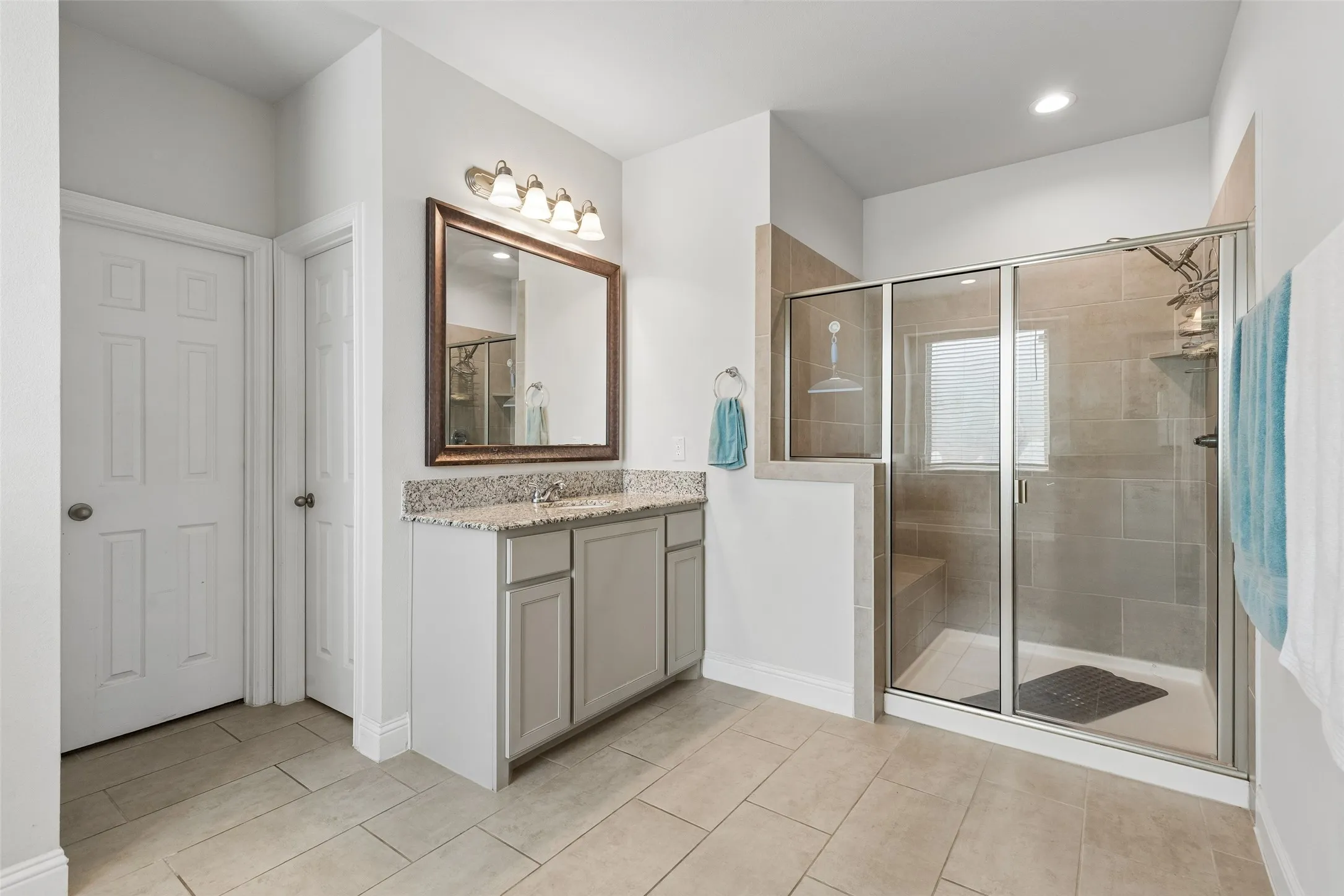 Single Family Residence For Sale in Tarrant County , 1304 Mountain View Lane, Kennedale, Texas 76060, 4 Bedroom, 4 Bathroom, 2 Garage spaces, 3,344 Sqft, built in 2018, mls#21376285, Real Estate Agent in Kennedale, Homes For Sale in Tarrant county, Homes For Sale in Kennedale, Realtor in Kennedale Texas, Real Estate Brokerage Independent Realty Texas, Luminita Cordes Realtor