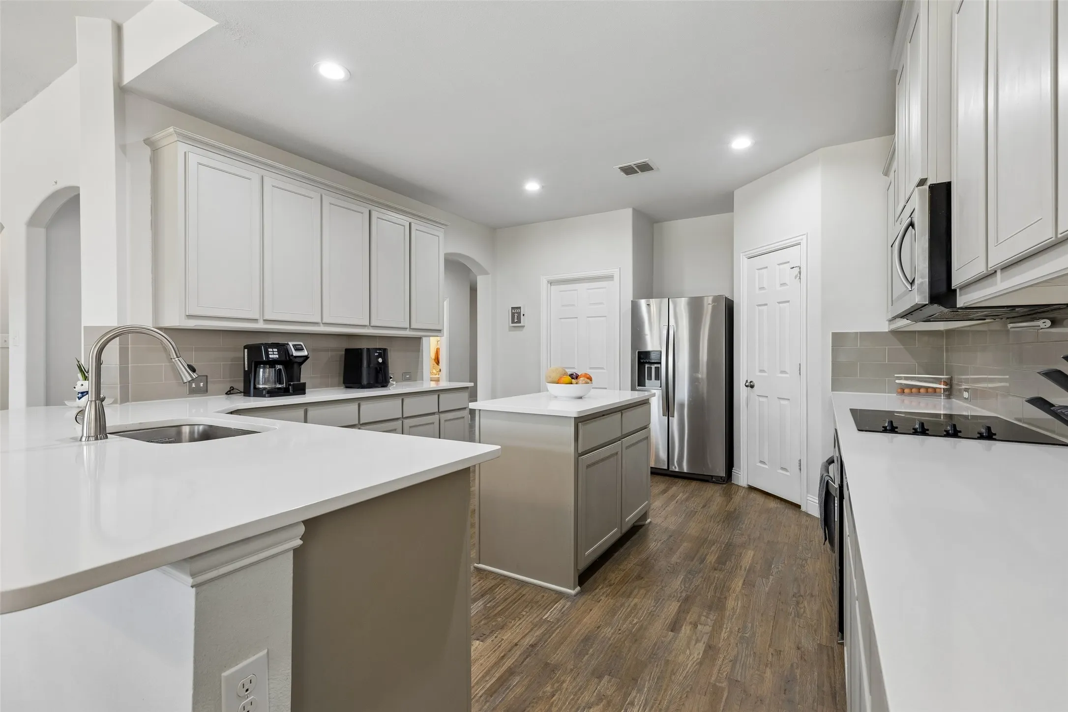 Single Family Residence For Sale in Tarrant County , 1304 Mountain View Lane, Kennedale, Texas 76060, 4 Bedroom, 4 Bathroom, 2 Garage spaces, 3,344 Sqft, built in 2018, mls#21376285, Real Estate Agent in Kennedale, Homes For Sale in Tarrant county, Homes For Sale in Kennedale, Realtor in Kennedale Texas, Real Estate Brokerage Independent Realty Texas, Luminita Cordes Realtor