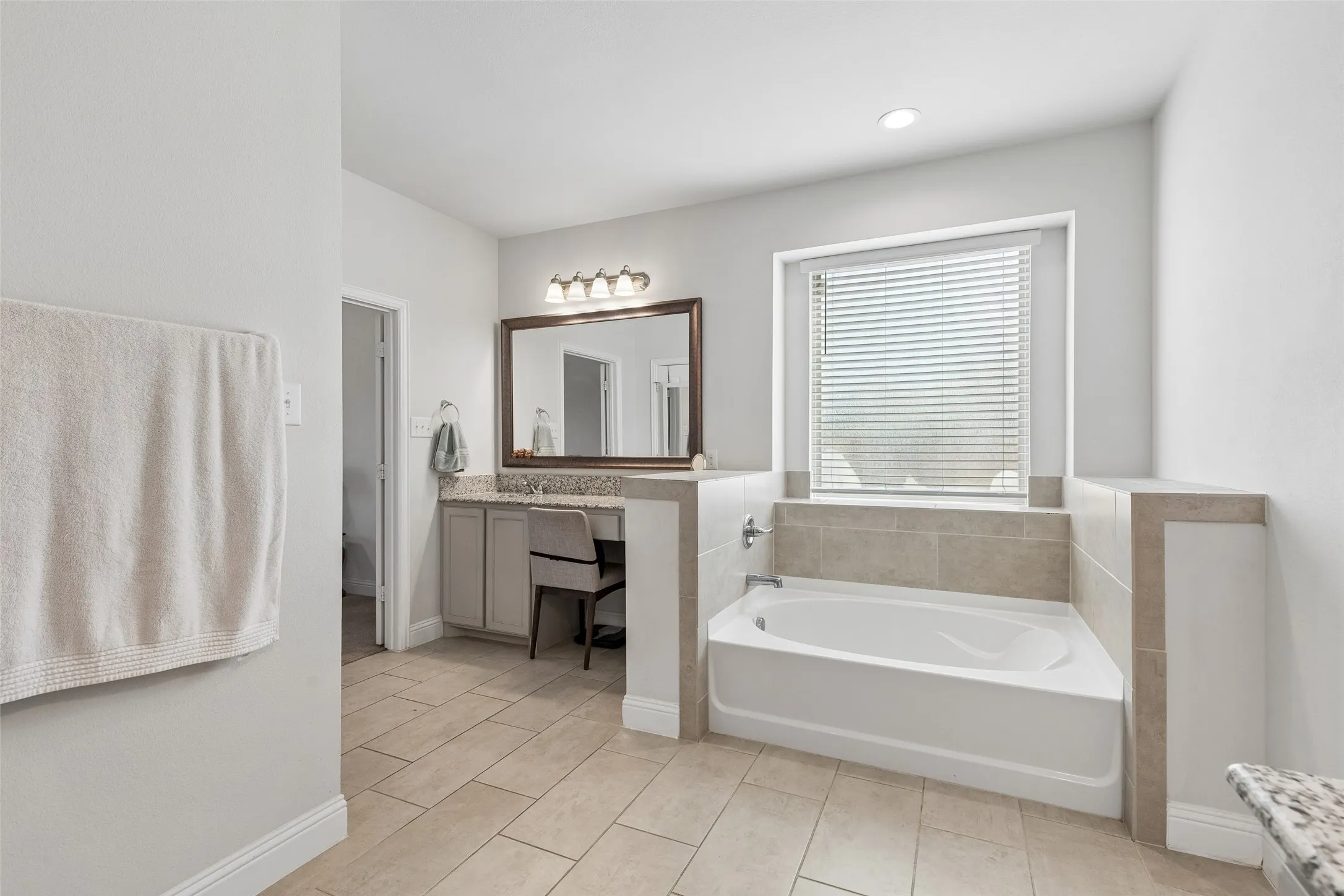Single Family Residence For Sale in Tarrant County , 1304 Mountain View Lane, Kennedale, Texas 76060, 4 Bedroom, 4 Bathroom, 2 Garage spaces, 3,344 Sqft, built in 2018, mls#21376285, Real Estate Agent in Kennedale, Homes For Sale in Tarrant county, Homes For Sale in Kennedale, Realtor in Kennedale Texas, Real Estate Brokerage Independent Realty Texas, Luminita Cordes Realtor