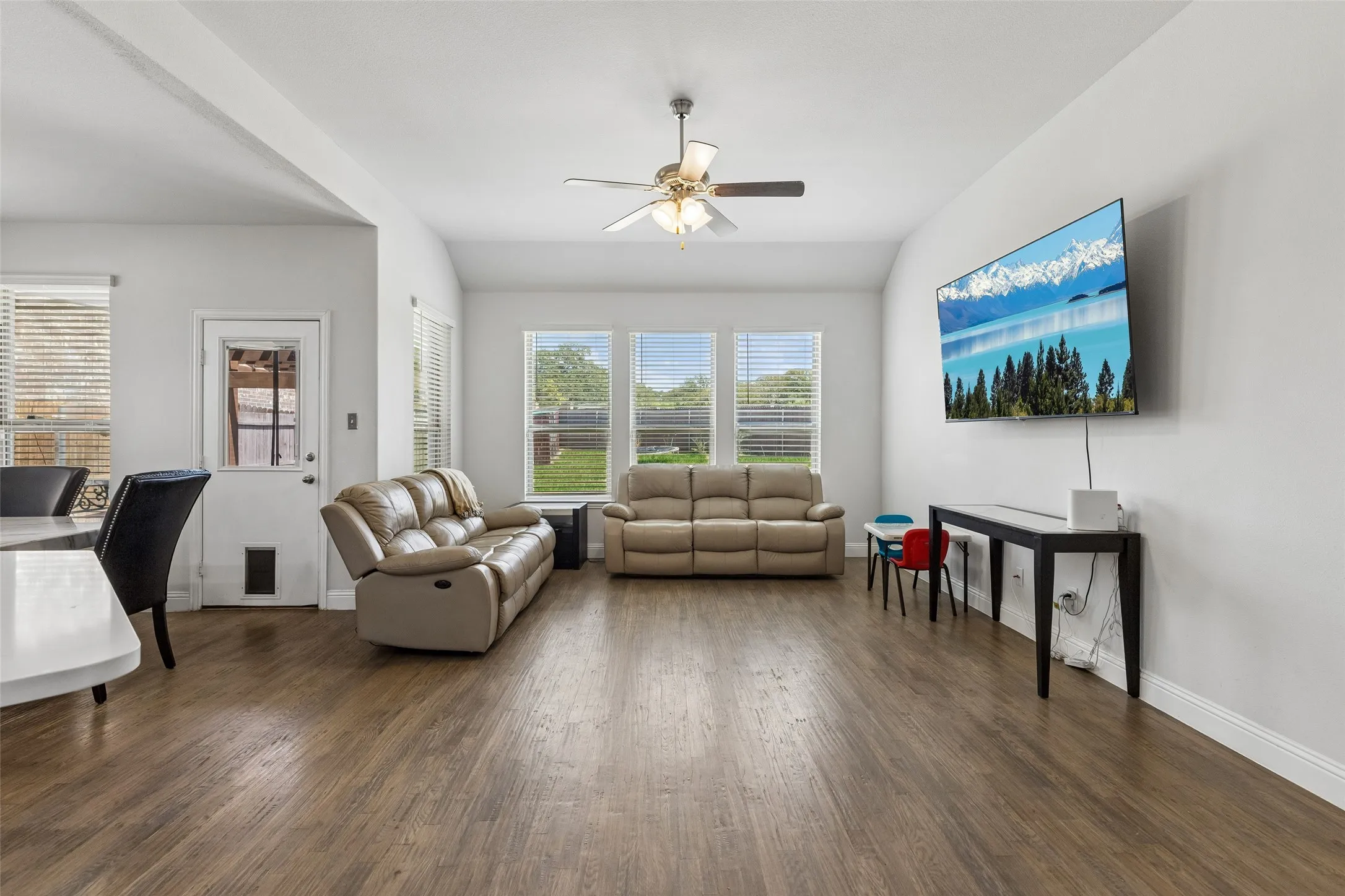 Single Family Residence For Sale in Tarrant County , 1304 Mountain View Lane, Kennedale, Texas 76060, 4 Bedroom, 4 Bathroom, 2 Garage spaces, 3,344 Sqft, built in 2018, mls#21376285, Real Estate Agent in Kennedale, Homes For Sale in Tarrant county, Homes For Sale in Kennedale, Realtor in Kennedale Texas, Real Estate Brokerage Independent Realty Texas, Luminita Cordes Realtor