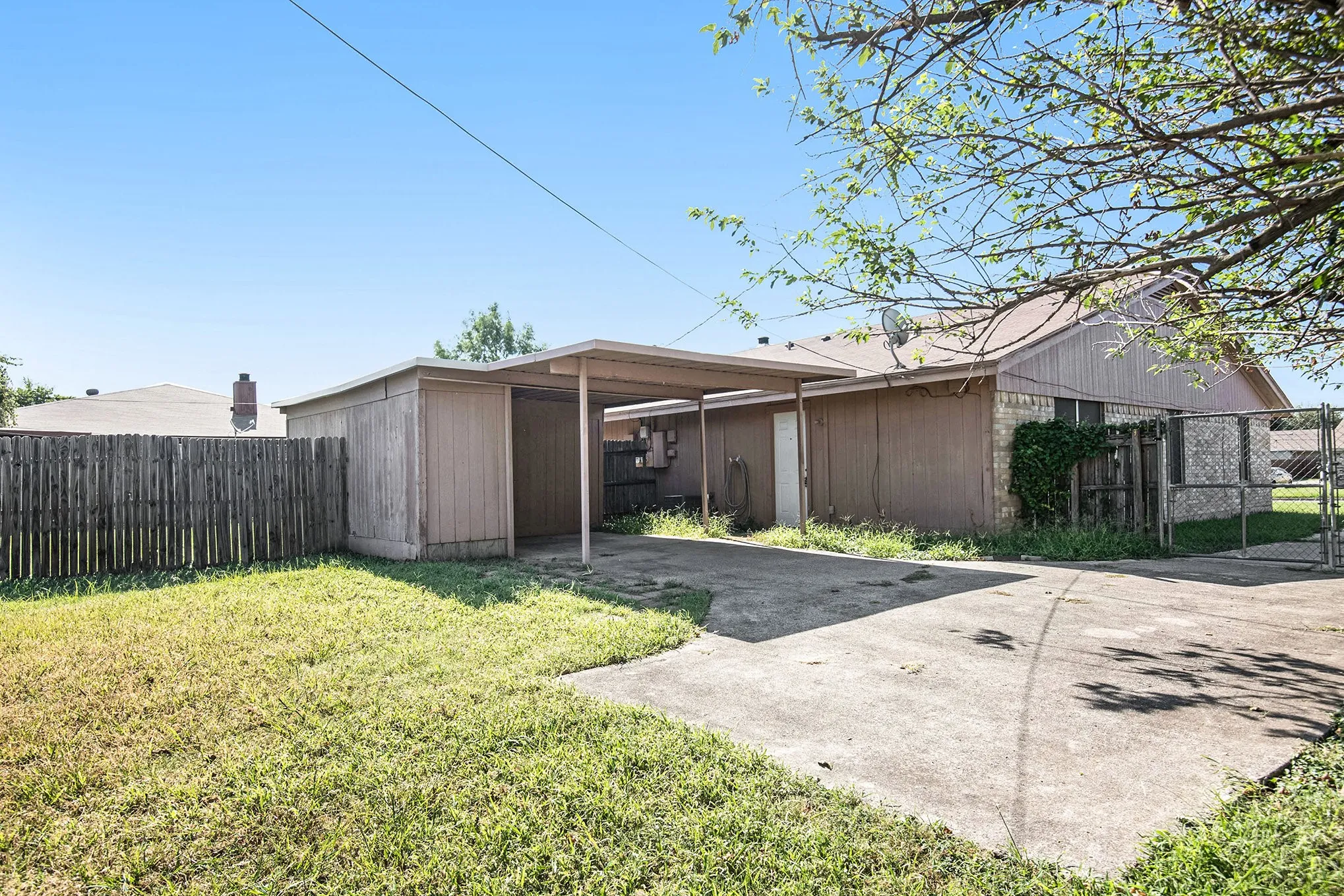 Duplex For Rent in Tarrant County , 7717 Westcliff Street, North Richland Hills, Texas 76182, 2 Bedroom, 2 Bathroom, Garage spaces, 1,077 Sqft, built in 1984, mls#21375820, Real Estate Agent in North Richland Hills, Homes For Rent in Tarrant county, Homes For Rent in North Richland Hills, Realtor in North Richland Hills Texas, Real Estate Brokerage Independent Realty Texas, Luminita Cordes Realtor