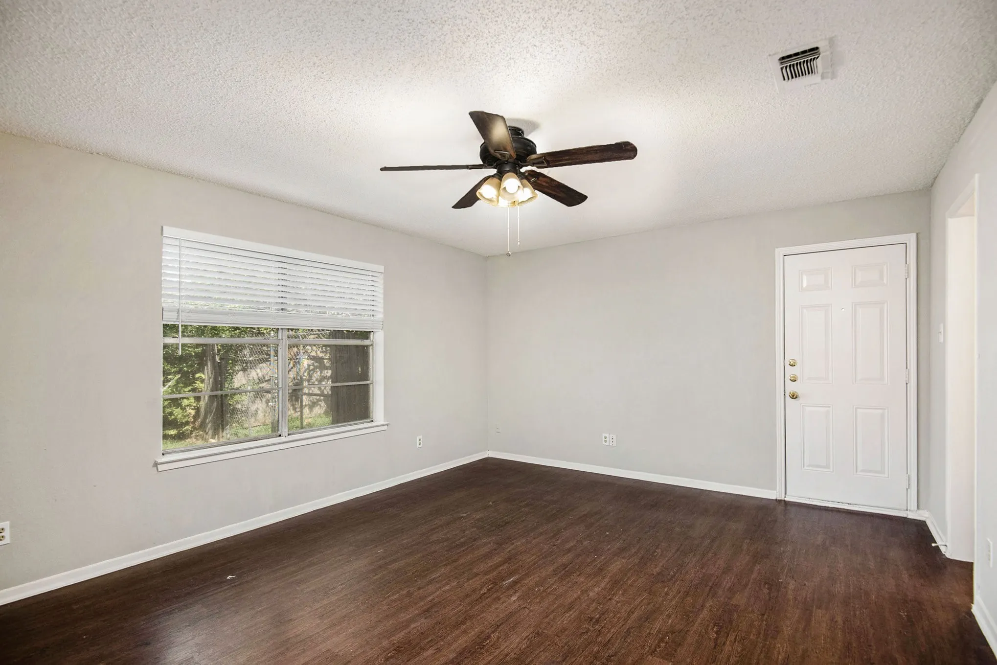 Duplex For Rent in Tarrant County , 7717 Westcliff Street, North Richland Hills, Texas 76182, 2 Bedroom, 2 Bathroom, Garage spaces, 1,077 Sqft, built in 1984, mls#21375820, Real Estate Agent in North Richland Hills, Homes For Rent in Tarrant county, Homes For Rent in North Richland Hills, Realtor in North Richland Hills Texas, Real Estate Brokerage Independent Realty Texas, Luminita Cordes Realtor