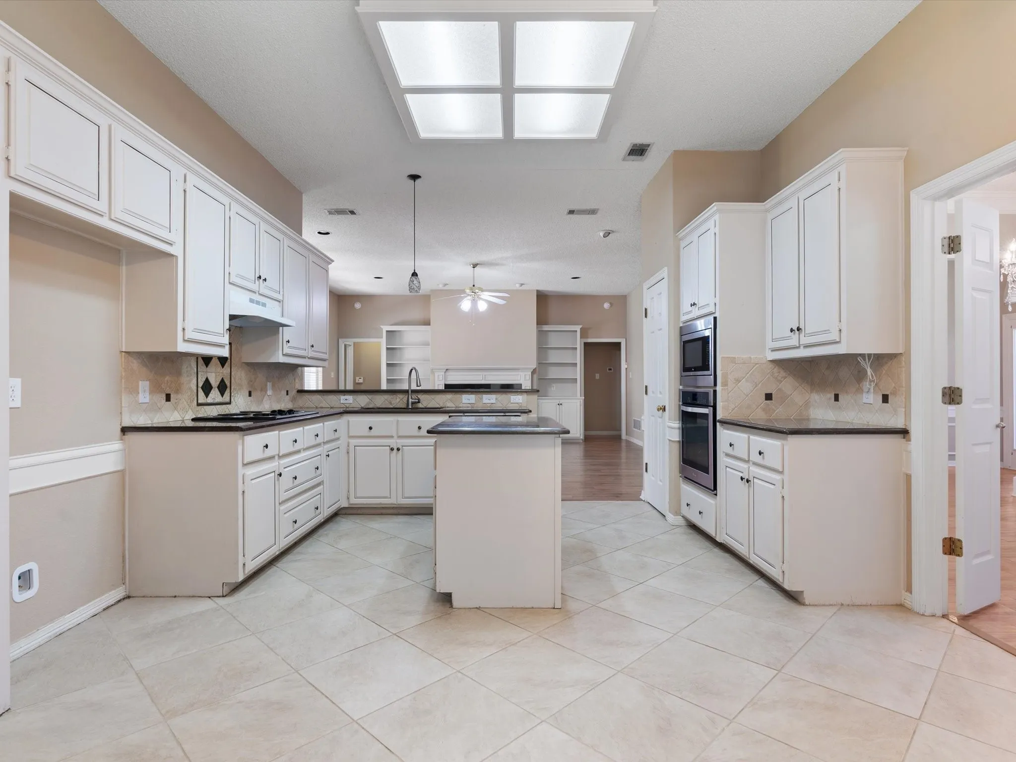 Single Family Residence For Rent in Collin County , 1404 Land Drive, Plano, Texas 75093, 4 Bedroom, 3 Bathroom, 2 Garage spaces, 2,401 Sqft, built in 1990, mls#21375557, Real Estate Agent in Plano, Homes For Rent in Collin county, Homes For Rent in Plano, Realtor in Plano Texas, Real Estate Brokerage Independent Realty Texas, Luminita Cordes Realtor