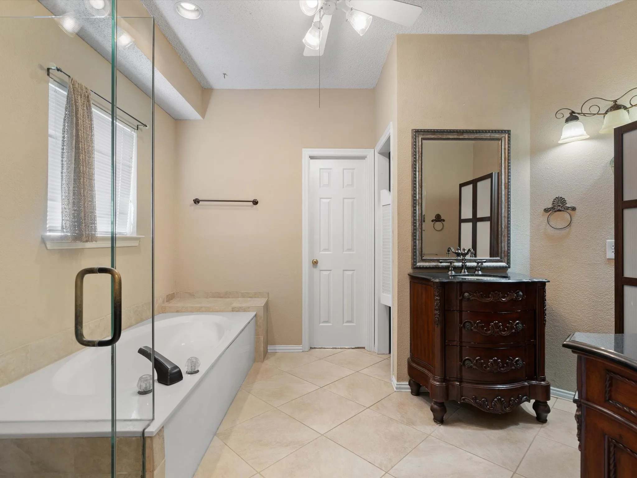 Single Family Residence For Rent in Collin County , 1404 Land Drive, Plano, Texas 75093, 4 Bedroom, 3 Bathroom, 2 Garage spaces, 2,401 Sqft, built in 1990, mls#21375557, Real Estate Agent in Plano, Homes For Rent in Collin county, Homes For Rent in Plano, Realtor in Plano Texas, Real Estate Brokerage Independent Realty Texas, Luminita Cordes Realtor