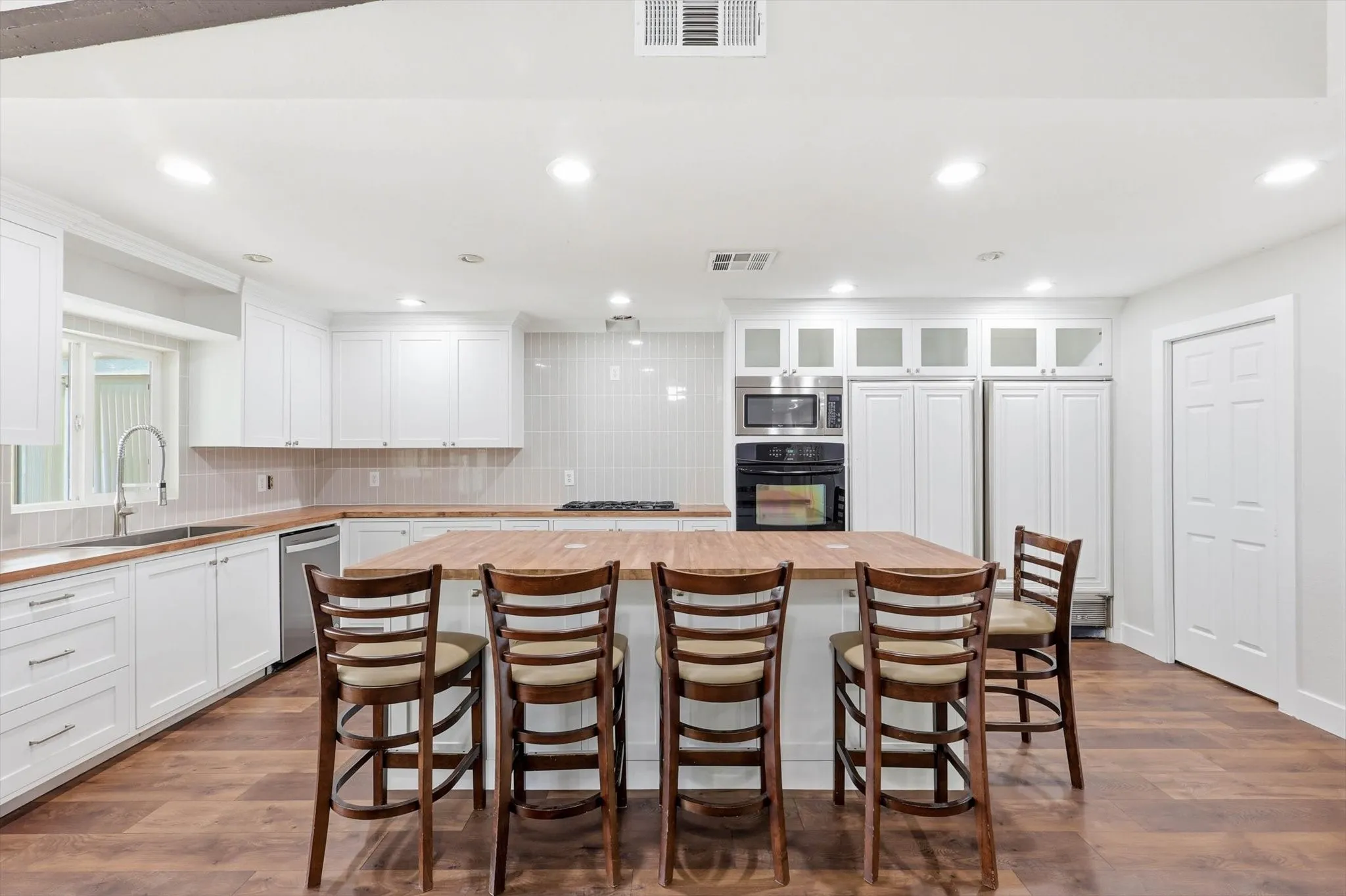 Single Family Residence For Sale in Dallas County , 3304 Bellingham Court, Dallas, Texas 75228, 4 Bedroom, 2 Bathroom, 2 Garage spaces, 2,301 Sqft, built in 1977, mls#21374801, Real Estate Agent in Dallas, Homes For Sale in Dallas county, Homes For Sale in Dallas, Realtor in Dallas Texas, Real Estate Brokerage Independent Realty Texas, Luminita Cordes Realtor