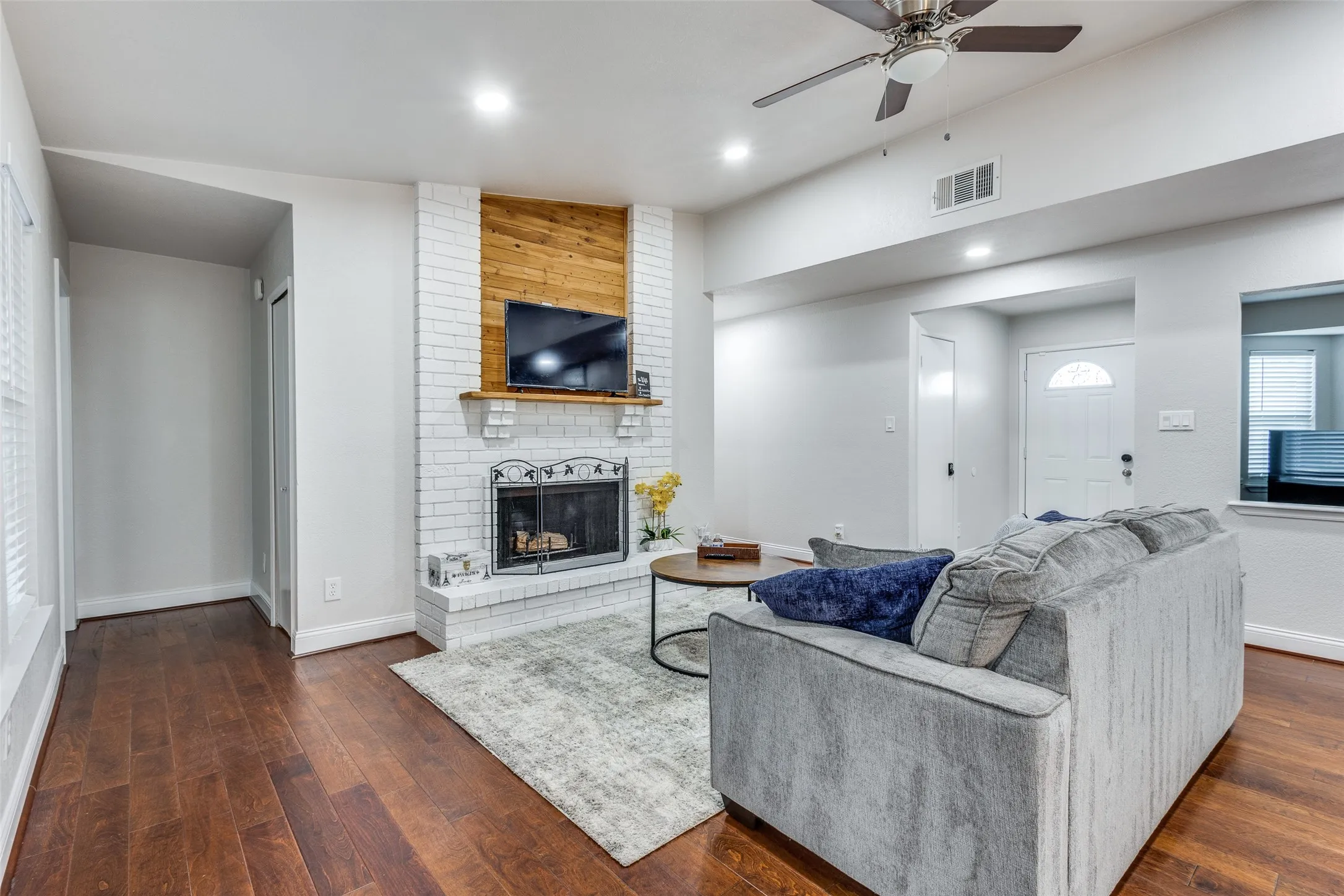 Single Family Residence For Rent in Denton County , 4520 Inman Drive, The Colony, Texas 75056, 3 Bedroom, 2 Bathroom, 2 Garage spaces, 1,810 Sqft, built in 1986, mls#21376416, Real Estate Agent in The Colony, Homes For Rent in Denton county, Homes For Rent in The Colony, Realtor in The Colony Texas, Real Estate Brokerage Independent Realty Texas, Luminita Cordes Realtor
