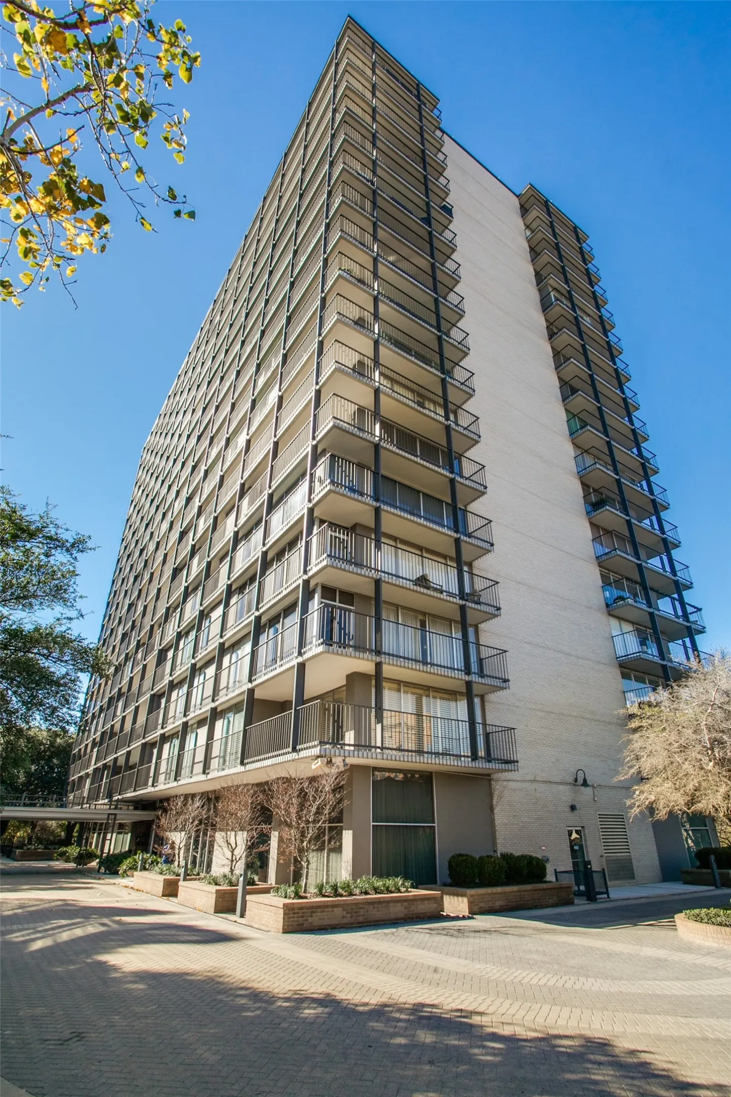 Condominium For Sale in Dallas County , 3310 Fairmount Street 9D, Dallas, Texas 75201, 2 Bedroom, 2 Bathroom, 2 Garage spaces, 2,293 Sqft, built in 1964, mls#21376374, Real Estate Agent in Dallas, Homes For Sale in Dallas county, Homes For Sale in Dallas, Realtor in Dallas Texas, Real Estate Brokerage Independent Realty Texas, Luminita Cordes Realtor