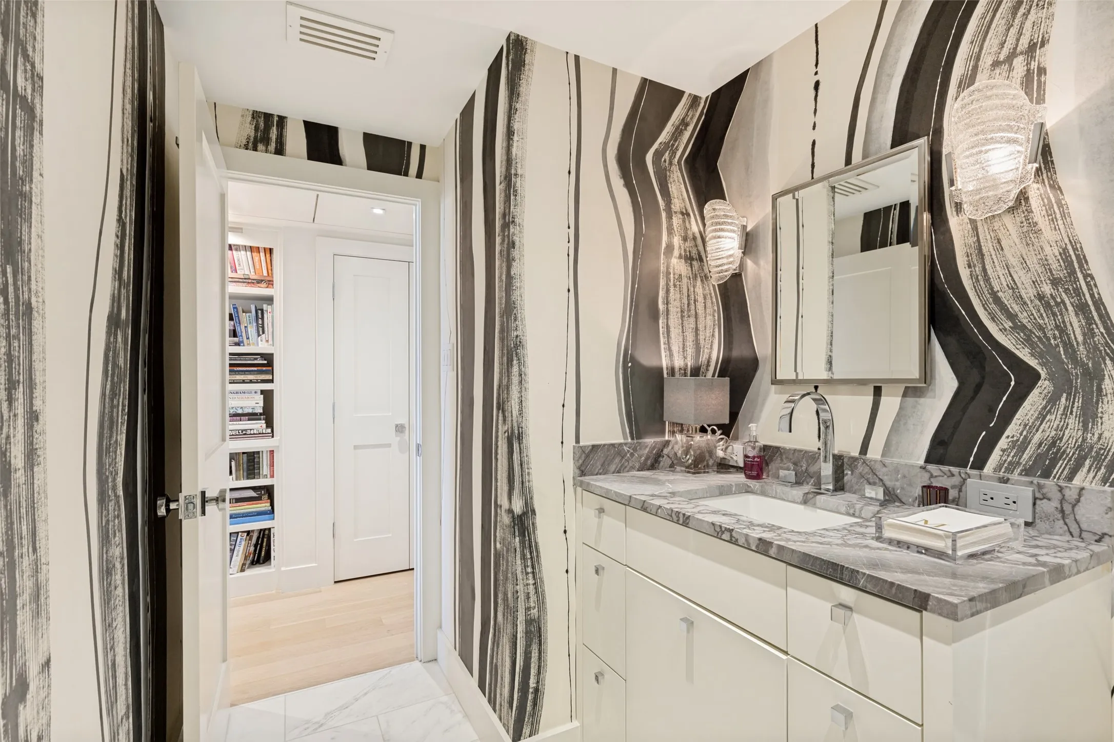 Condominium For Sale in Dallas County , 3310 Fairmount Street 9D, Dallas, Texas 75201, 2 Bedroom, 2 Bathroom, 2 Garage spaces, 2,293 Sqft, built in 1964, mls#21376374, Real Estate Agent in Dallas, Homes For Sale in Dallas county, Homes For Sale in Dallas, Realtor in Dallas Texas, Real Estate Brokerage Independent Realty Texas, Luminita Cordes Realtor
